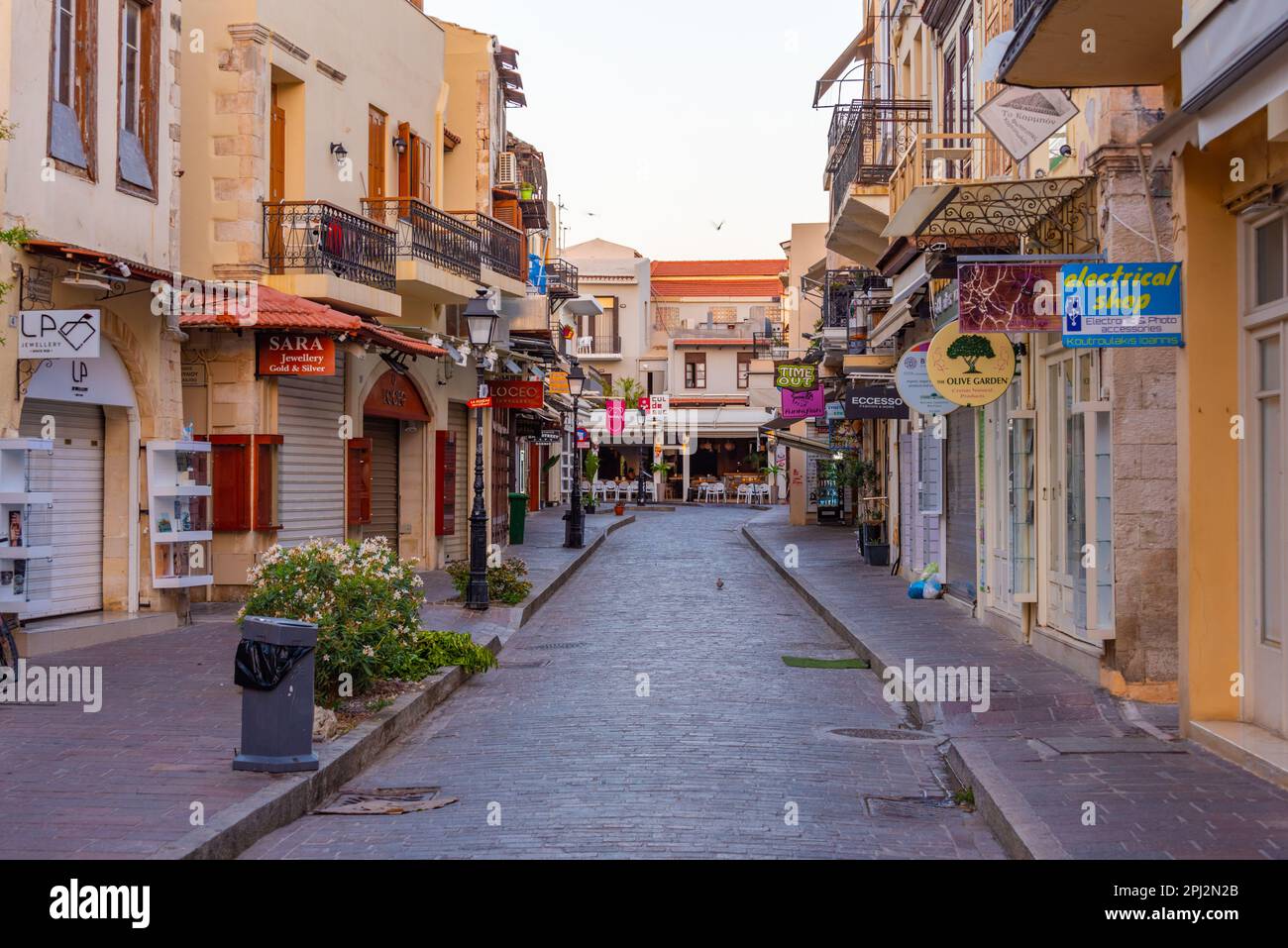 Rethimno, Griechenland, 21. August 2022: Sonnenaufgang auf einer Touristenstraße in der griechischen Stadt Rethimno auf Kreta. Stockfoto