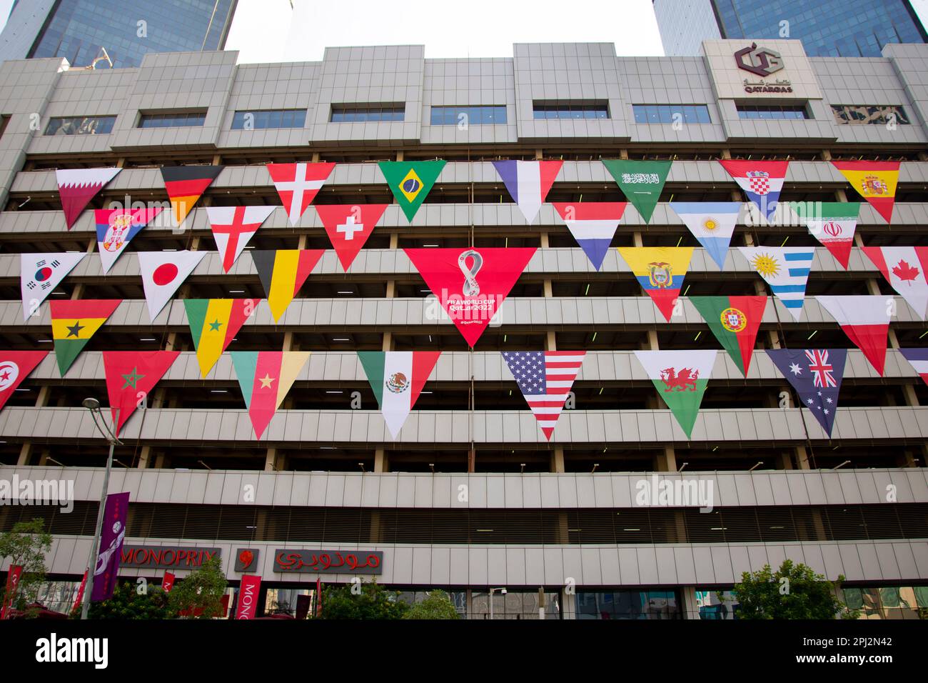 Doha, Katar - 7. Oktober 2022: Flaggen qualifizierter Nationen für die FIFA-Weltmeisterschaft 2022 Stockfoto