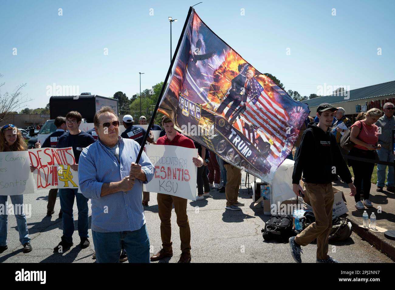 Smyrna, Georgia, USA. 30. März 2023. Florida-Regierung. Ron DeSantis spricht am Donnerstag, den 30. März, bei einer Kundgebung in einem Sportausrüstungsgeschäft mit Anhängern. Abbildung: Ein Trump-Unterstützer stürzt die Warteschlange ab, indem er eine Trumpfahne schwenkt (Kreditbild: © Robin Rayne/ZUMA Press Wire) – NUR REDAKTIONELLE VERWENDUNG! Nicht für den kommerziellen GEBRAUCH! Stockfoto