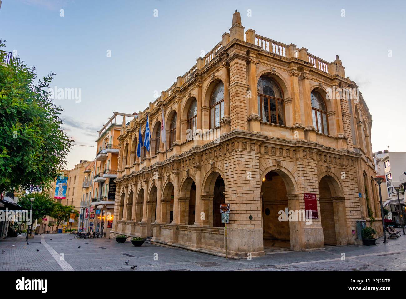 Heraklion, Griechenland, 24. August 2022: Sonnenaufgang des venezianischen Loggia-Gebäudes in der griechischen Stadt Heraklion auf Kreta. Stockfoto