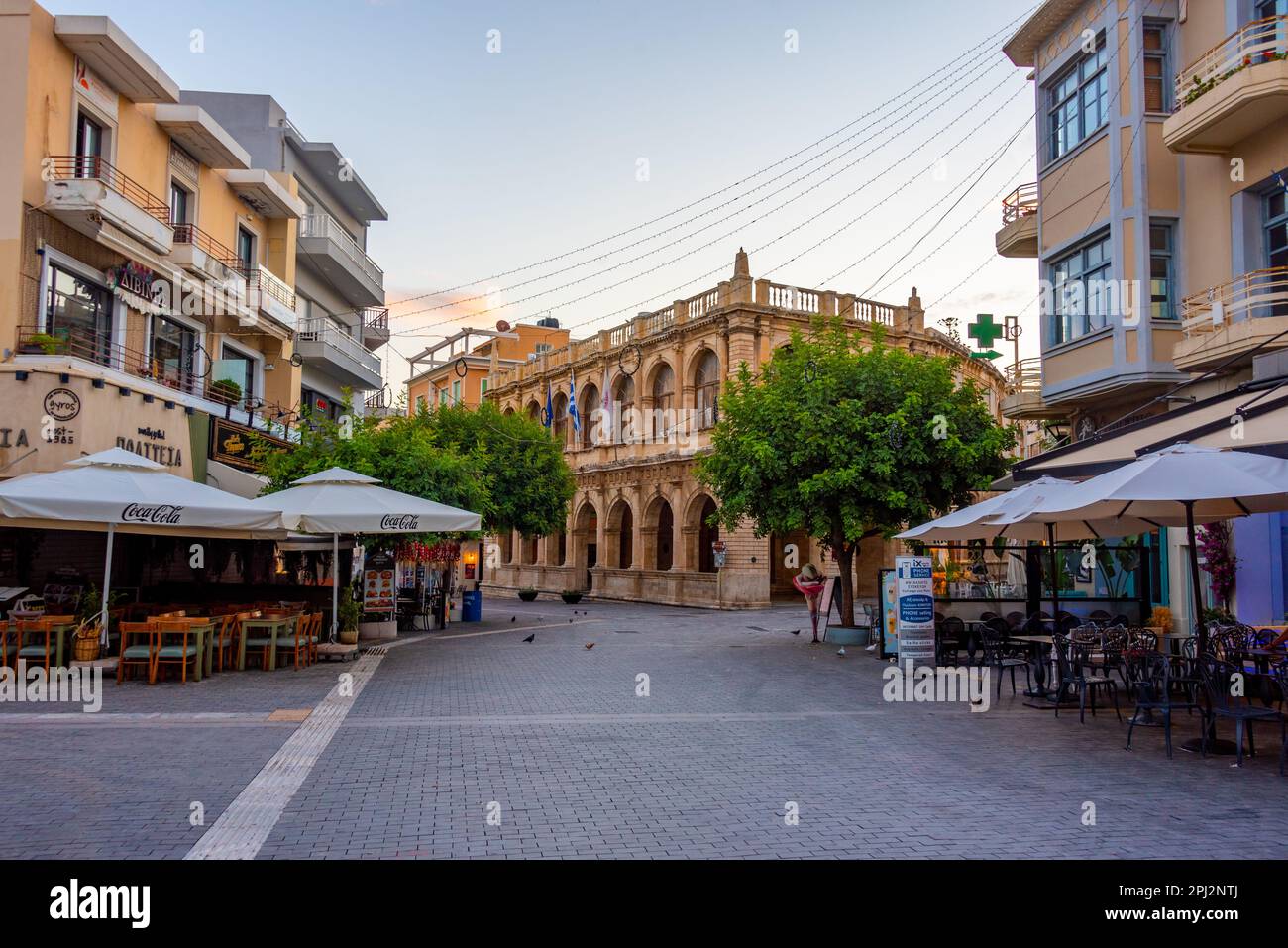 Heraklion, Griechenland, 24. August 2022: Sonnenaufgang des venezianischen Loggia-Gebäudes in der griechischen Stadt Heraklion auf Kreta. Stockfoto