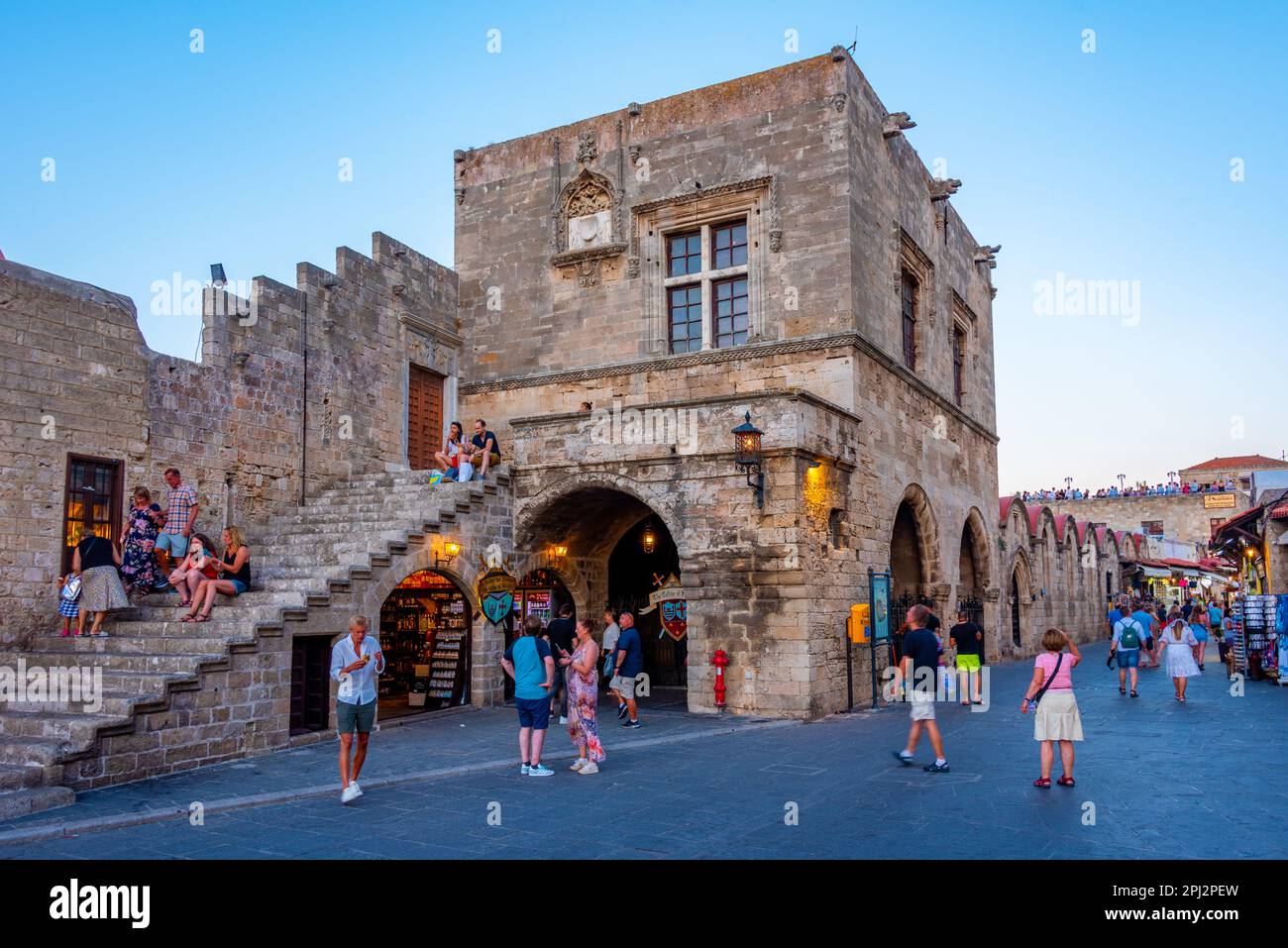 Rhodos, Griechenland, 27. August 2022: Sonnenuntergang über einem historischen Gebäude am Hippokrates-Platz in Rhodos, Griechenland. Stockfoto