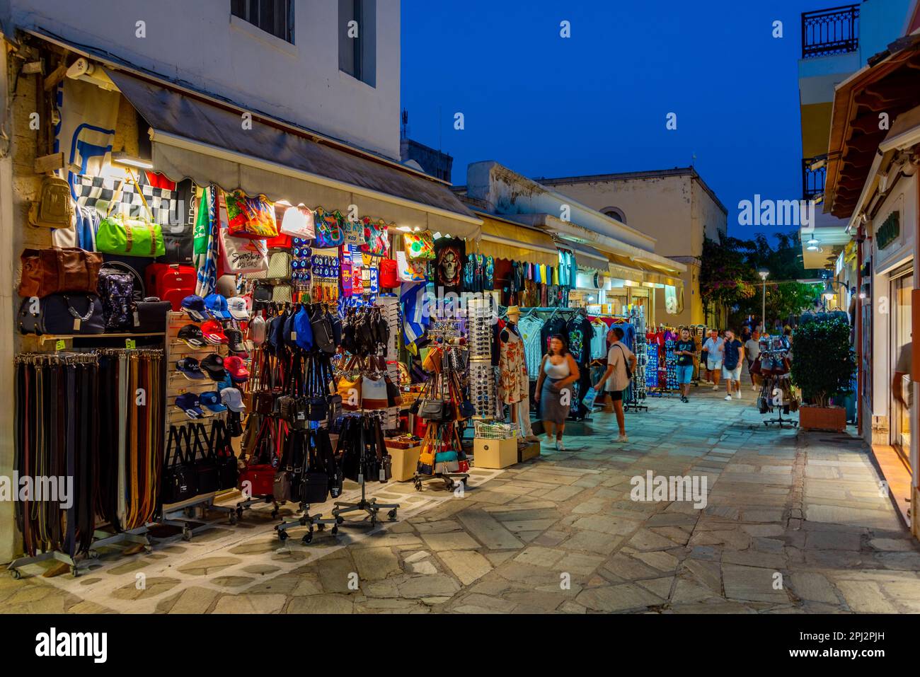 Kos, Griechenland, 28. August 2022: Sonnenuntergang über einer Touristenstraße in der griechischen Stadt Kos. Stockfoto