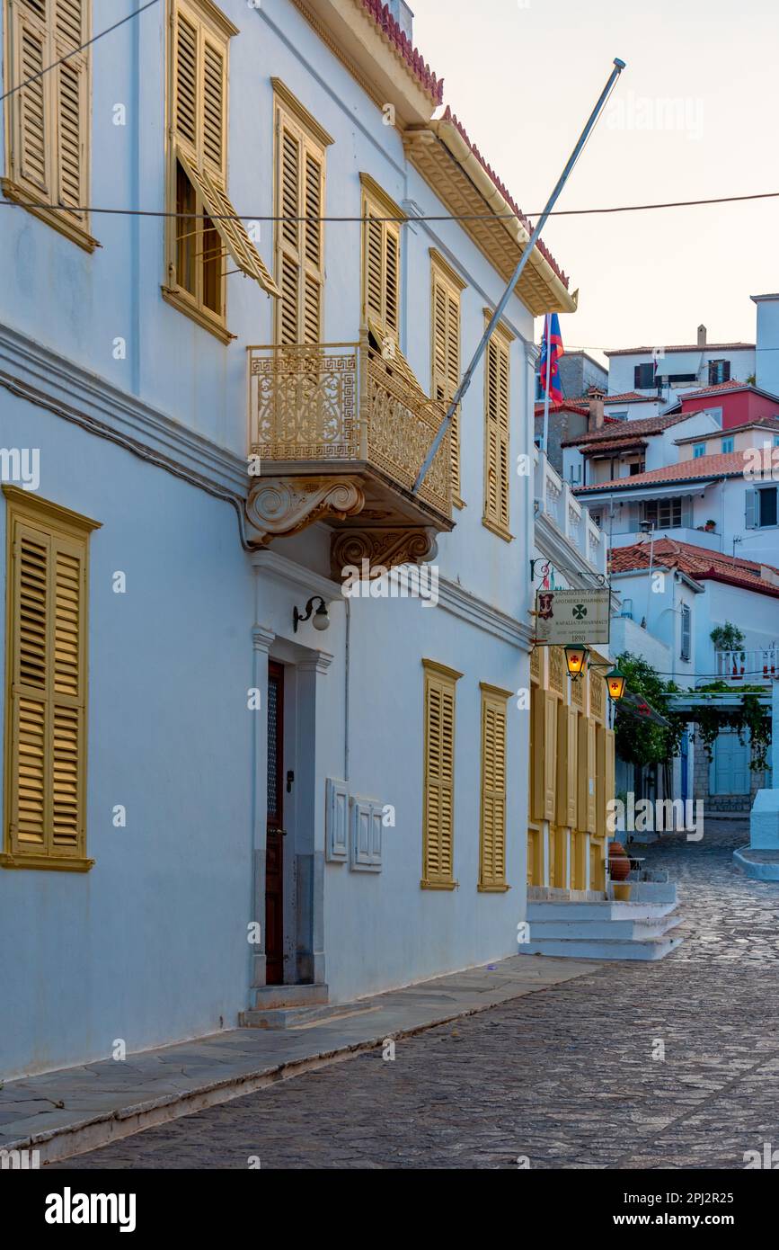 Hydra, Griechenland, 4. September 2022: Sommertag auf einer Straße in der griechischen Stadt Hydra. Stockfoto