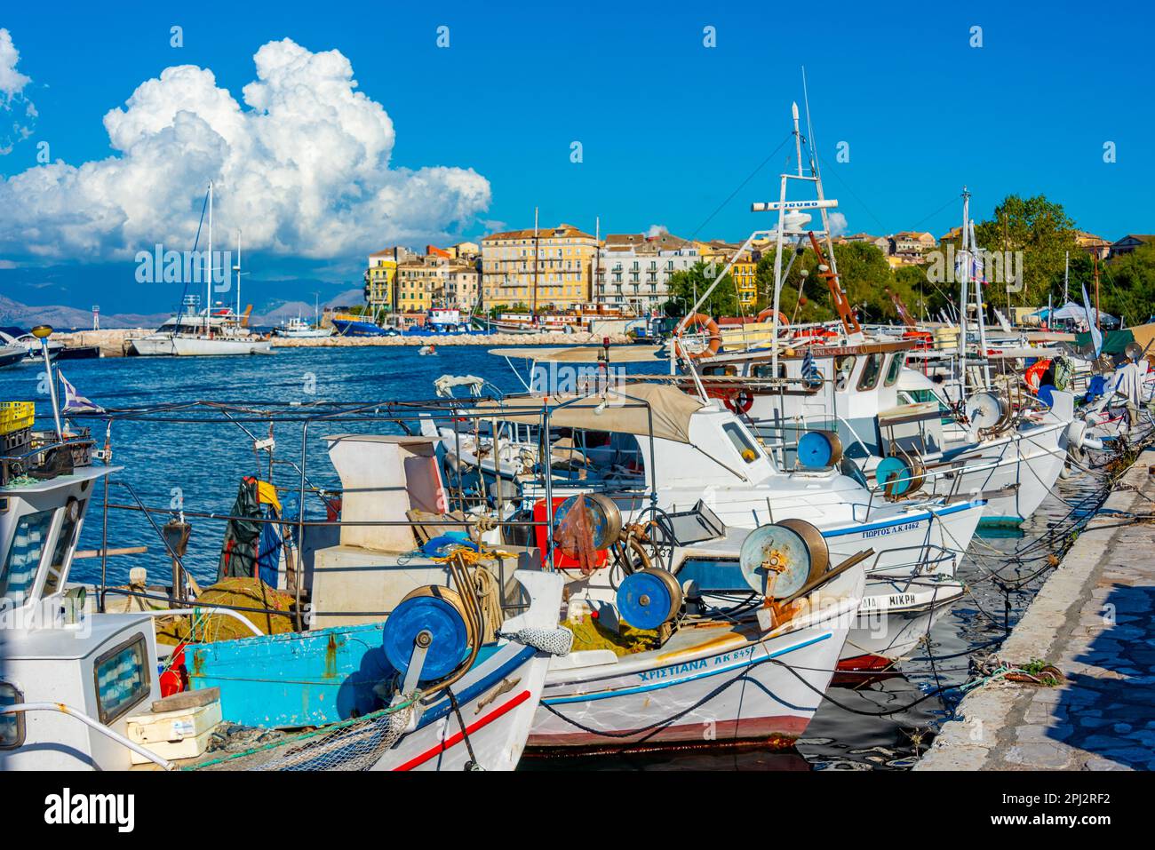 Kerkyra, Griechenland, 11. September 2022: Fischerboote legen im Hafen von Korfu an. Stockfoto