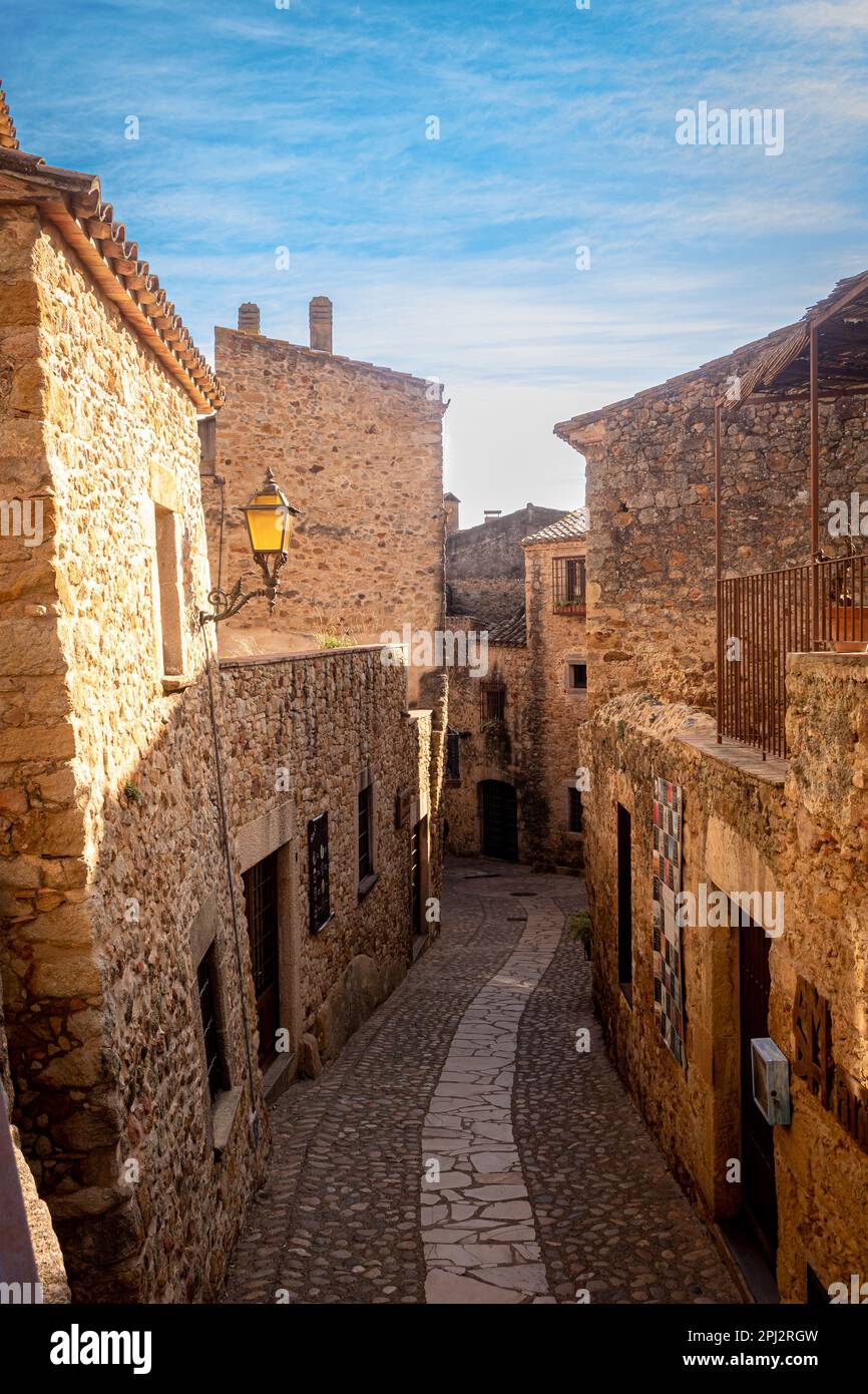 Spazieren durch Pals, Spanien, ist wie ein Spaziergang durch die Zeit. Dieses gut erhaltene historische spanische Dorf ist ein Vergnügen und dient als großartige Geschichte Stockfoto