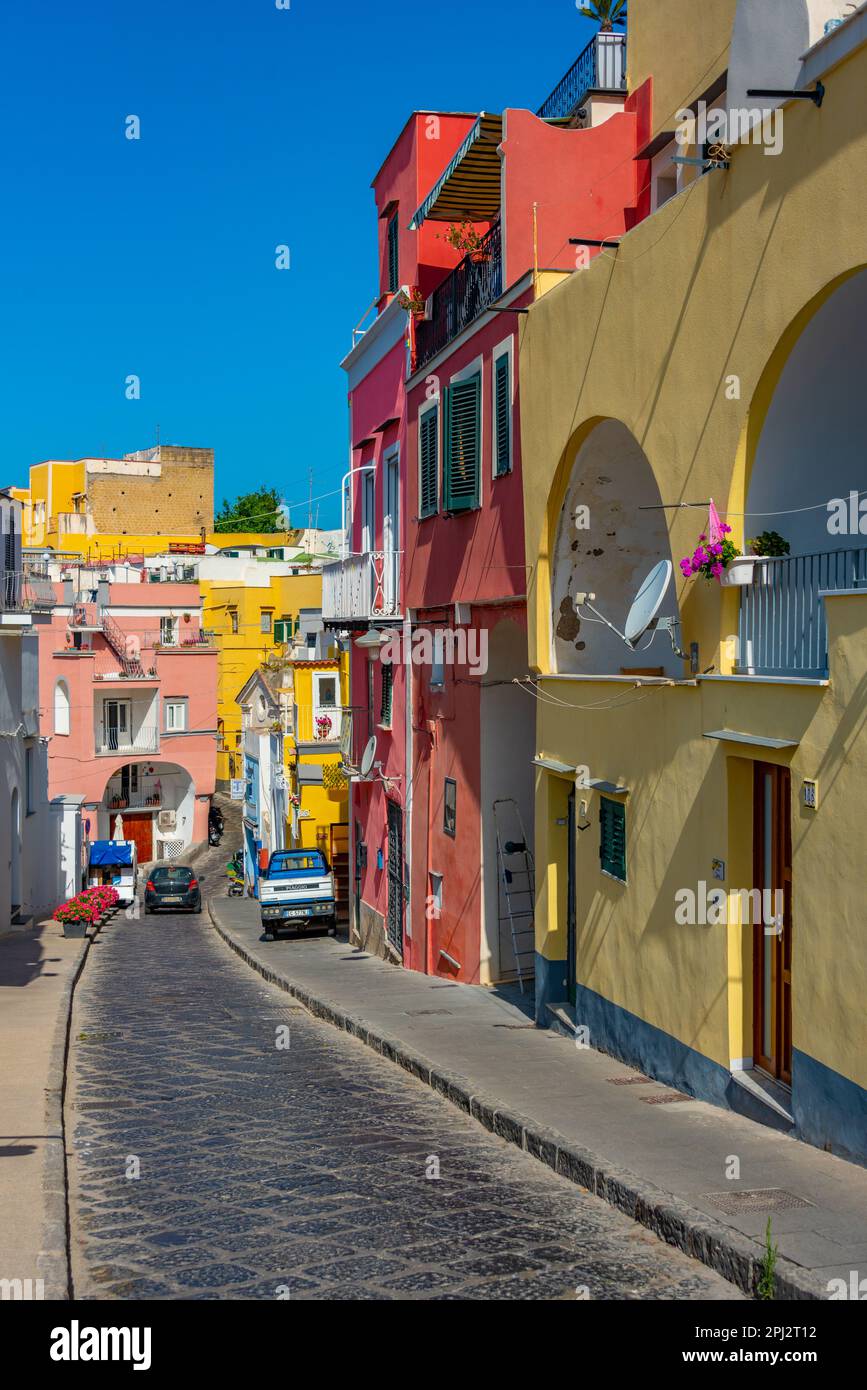 Procida, Italien, 24. Mai 2022: Blick auf eine farbenfrohe Straße auf der italienischen Insel Procida. Stockfoto