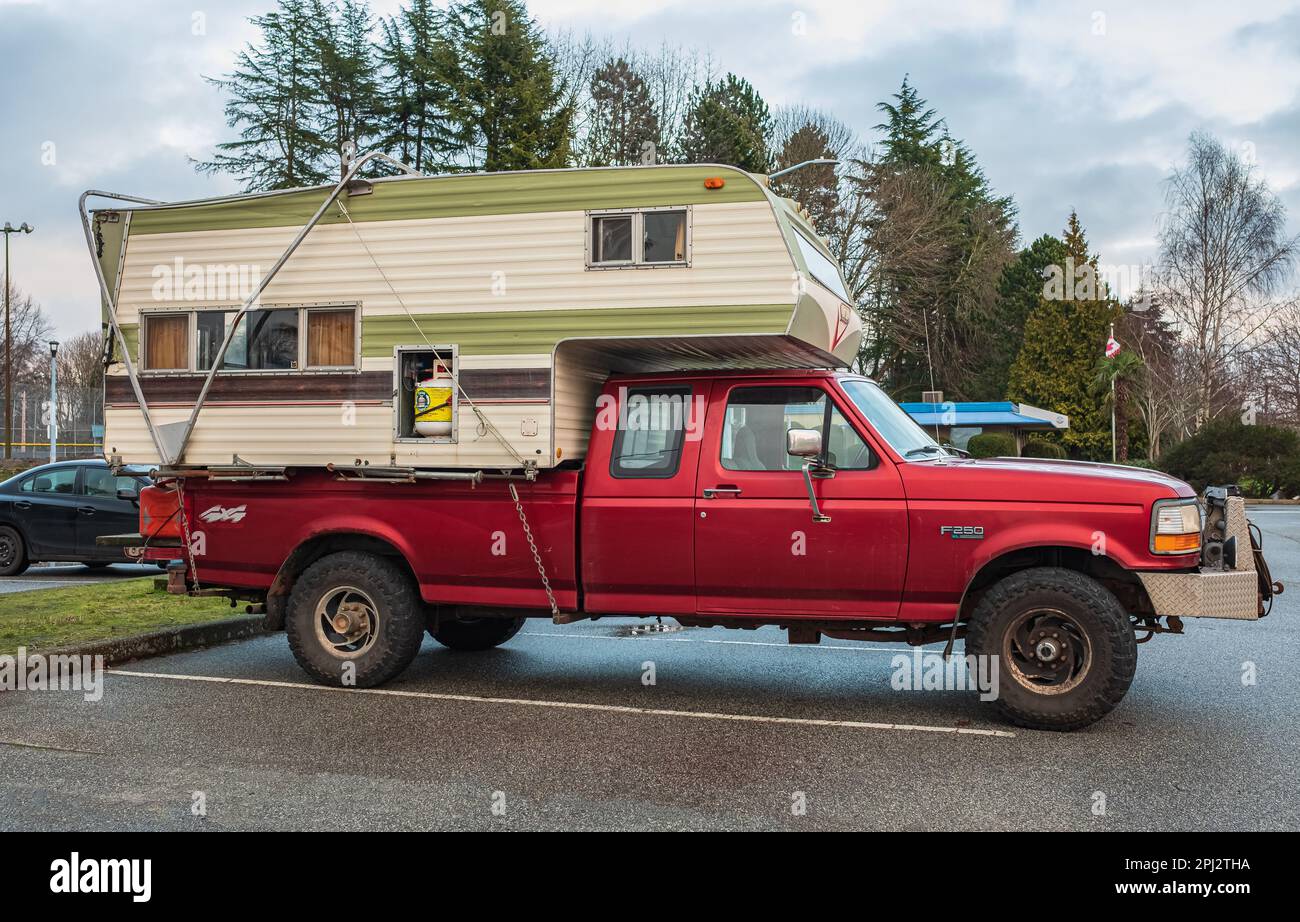 LKW mit Wohnmobil auf einem Parkplatz in Vancouver, BC, Kanada. Ein Pickup-Wohnmobil wird auf einem Lkw auf der Straße montiert. Reisen durch Kanada. Niemand, Straßenpho Stockfoto