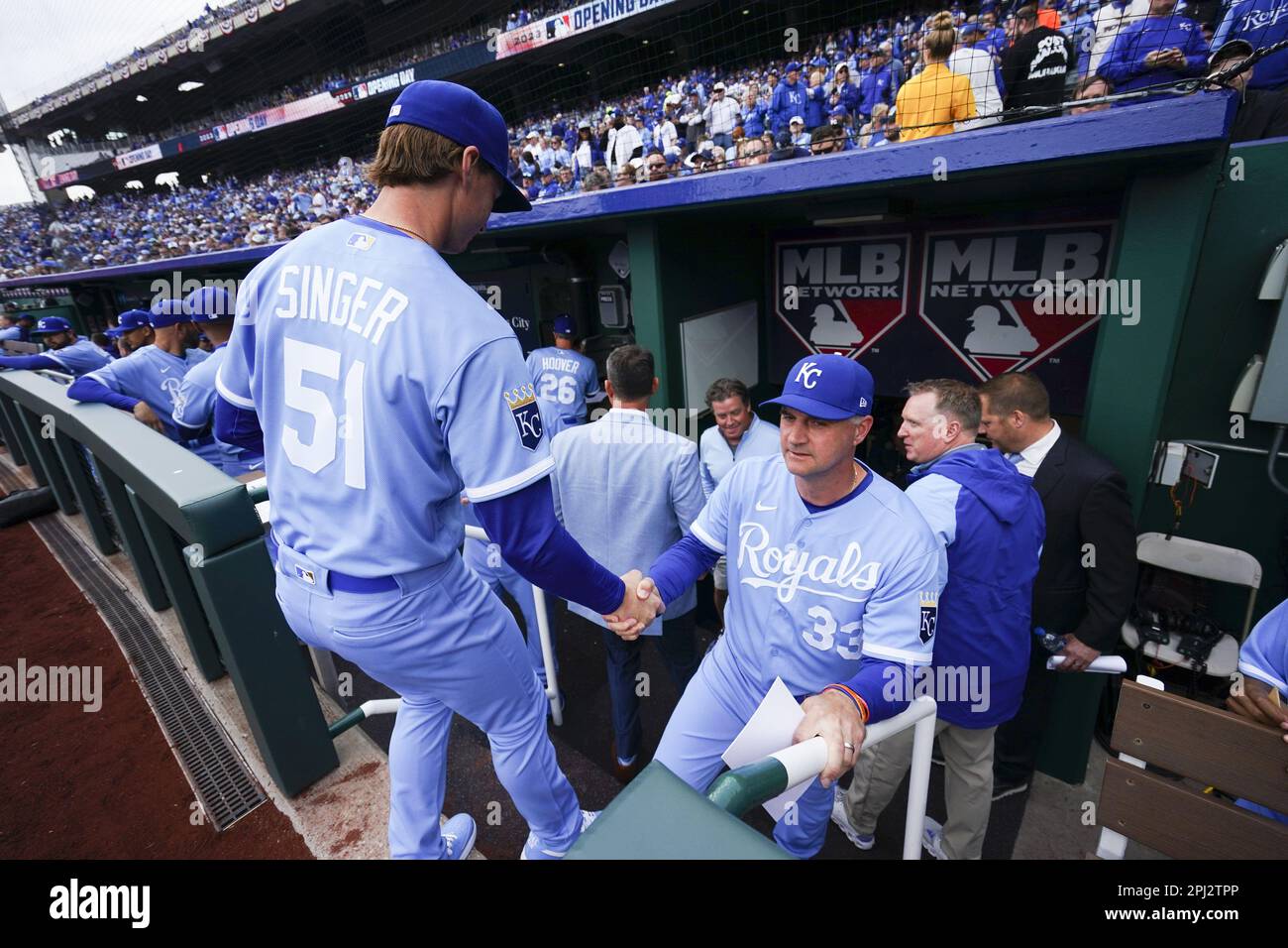 Kansas City, Usa. 30. März 2023. Matt Quatraro, Manager der Kansas City Royals (33), gibt dem Pitcher Brady Singer (51) die Hand vor dem Spiel gegen die Minnesota Twins am Eröffnungstag im Kauffman Stadium in Kansas City, Missouri am Donnerstag, den 30. März 2023. Foto: Kyle Rivas/UPI Credit: UPI/Alamy Live News Stockfoto