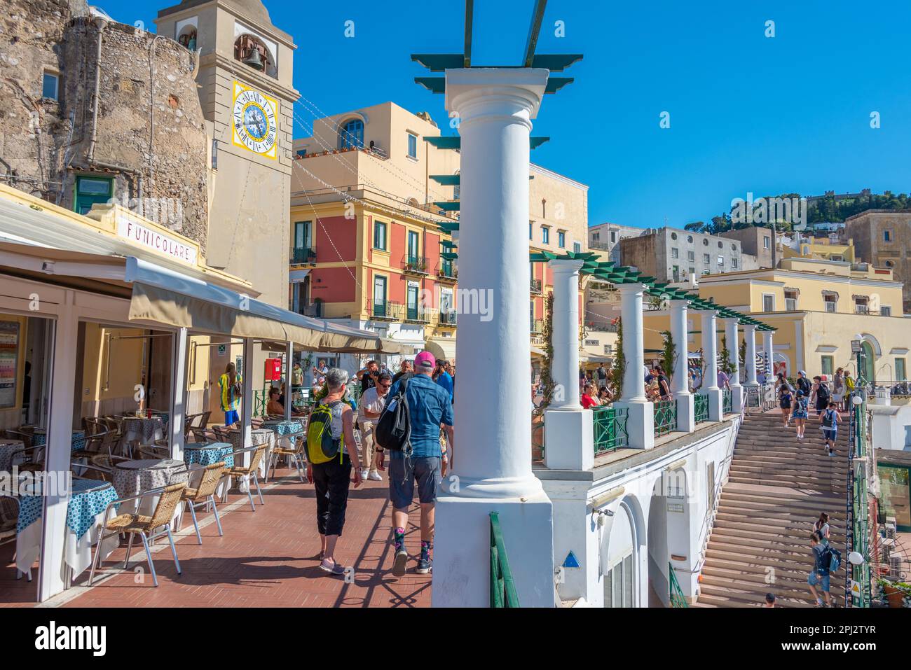 Capri, Italien, 20. Mai 2022: Die Menschen genießen den Blick über Capri vom Balkon neben dem Hauptplatz, Italien. Stockfoto