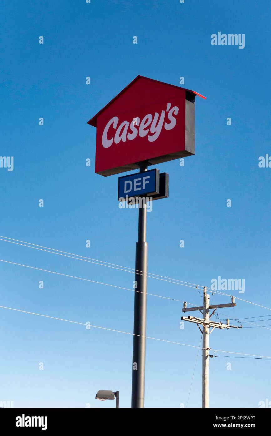 Ein Stangenschild vor einem blauen Himmel, das Casey's General Store in Oklahoma, USA, anprangert. Stockfoto