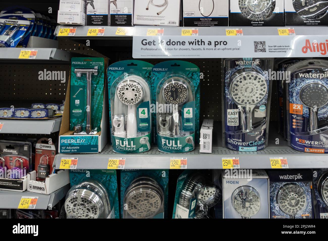 Duschkopfpakete und Kombinationsschlösser auf Regalen in einem Walmart Supercenter in Wichita, Kansas, USA. Stockfoto