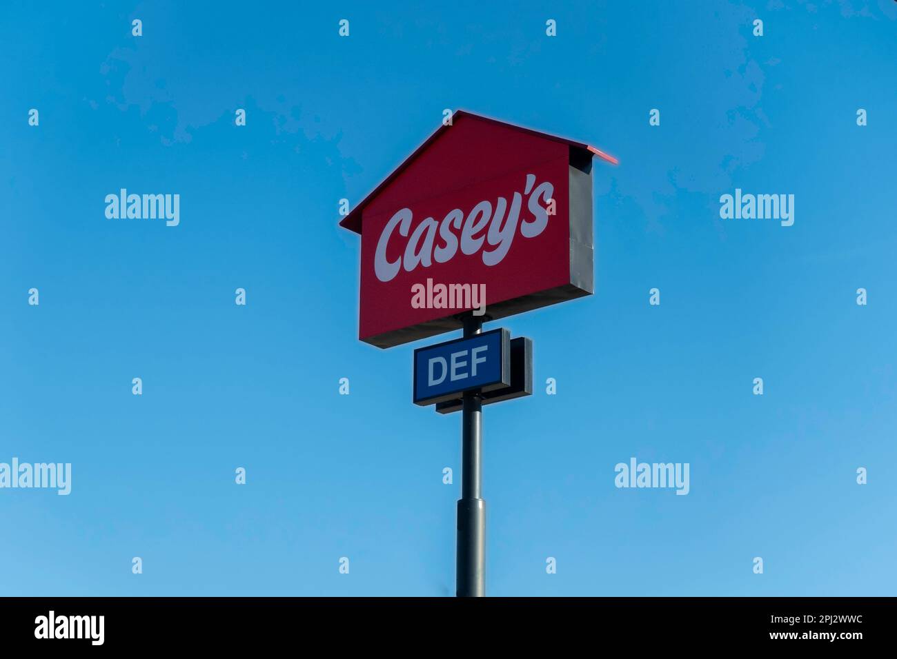 Ein Stangenschild vor einem blauen Himmel, das Casey's General Store in Oklahoma, USA, anprangert. Stockfoto