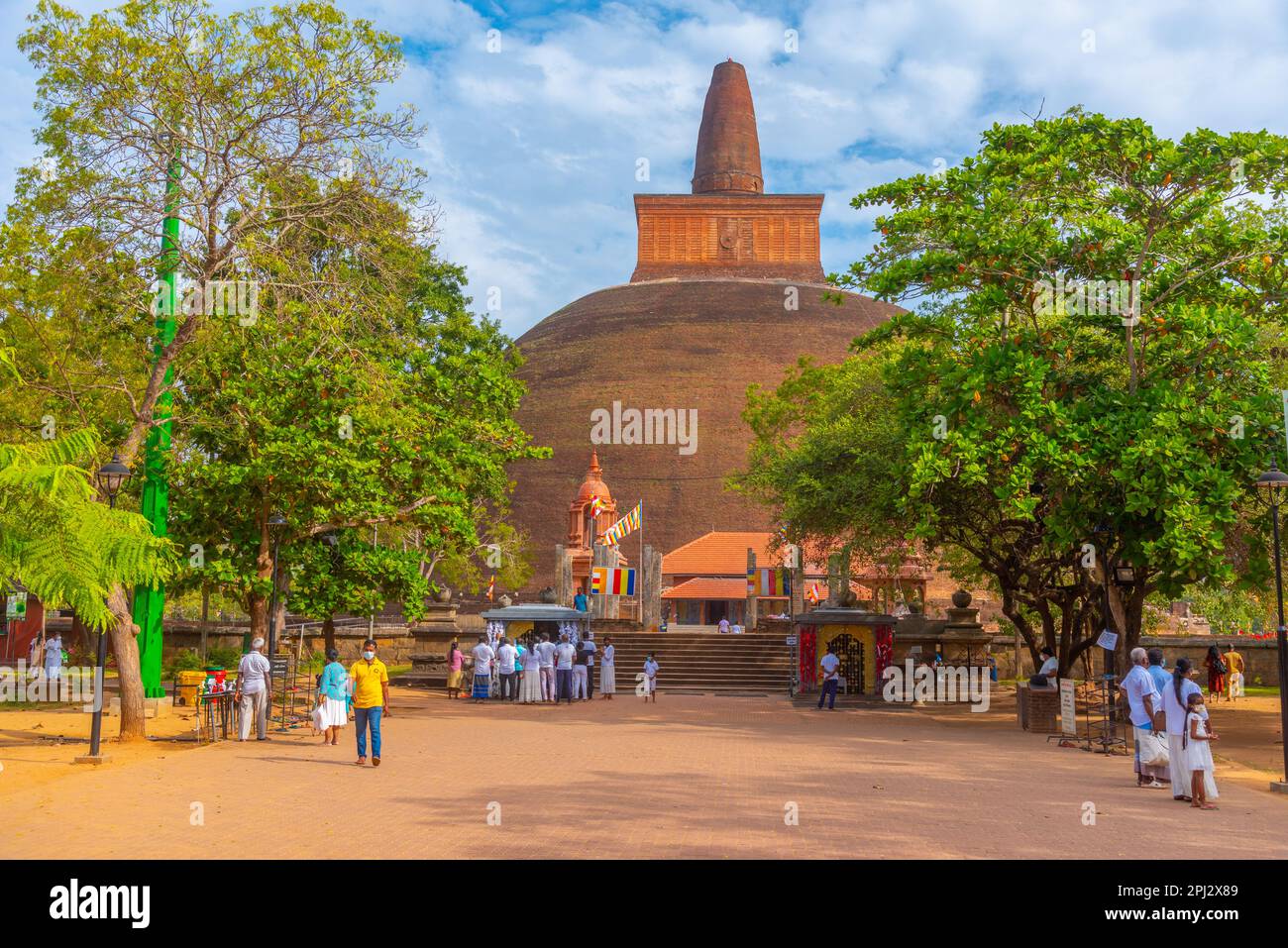 Anuradhapura, Sri Lanka, 9. Februar 2022: abhayagiri dagoba in Anuradhapura in Sri Lanka. Stockfoto