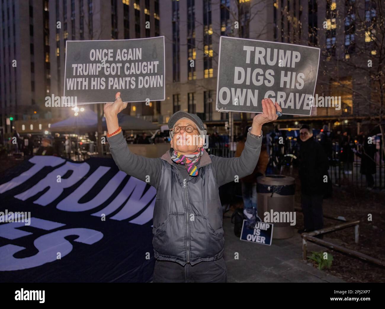 NEW YORK, NEW YORK. – 30. März 2023: Nach der Anklage des ehemaligen Präsidenten Donald Trump wird in der Nähe des Manhattan Criminal Courthouse ein Demonstrante gesehen. Stockfoto