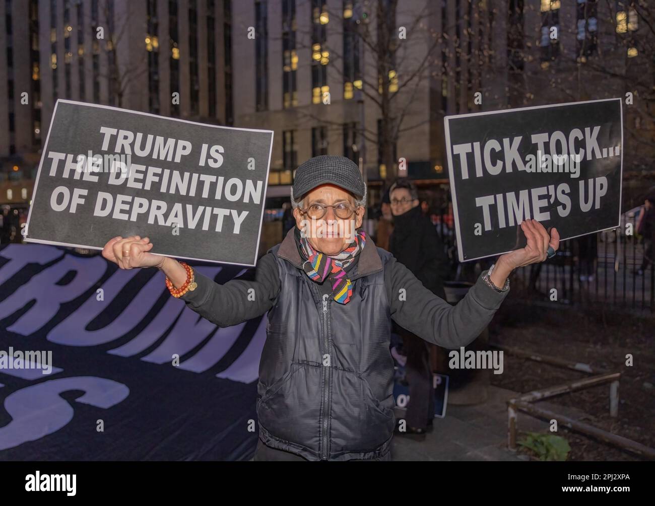 NEW YORK, NEW YORK. – 30. März 2023: Nach der Anklage des ehemaligen Präsidenten Donald Trump wird in der Nähe des Manhattan Criminal Courthouse ein Demonstrante gesehen. Stockfoto