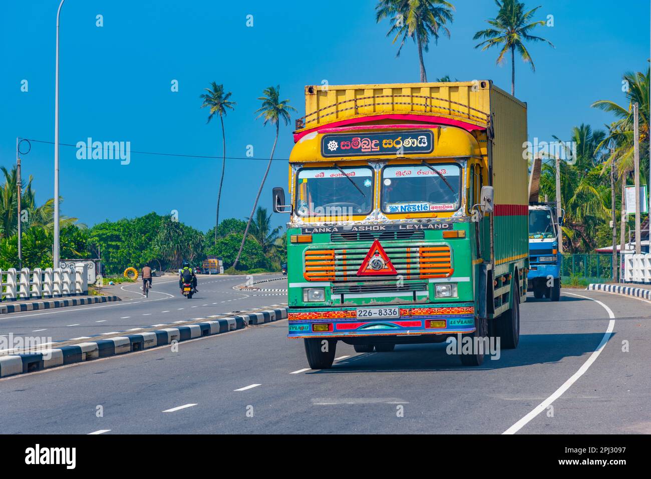 Koggala, Sri Lanka, 22. Januar 2022: Blick auf eine belebte Straße in Koggala, Sri Lanka. Stockfoto