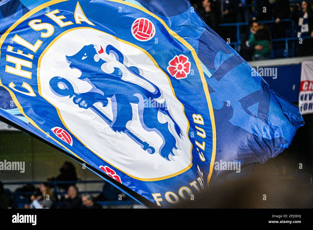 Die Chelsea-Flagge wurde bei einem Fußballspiel zwischen dem FC Chelsea und Olympique Lyonnais im Viertelfinale der Champions League-Frauenfußball der Saison 2022 - 2023 am Donnerstag , den 30 . März 2023 in London , England , abgebildet . FOTO SPORTPIX | Stijn Audooren Stockfoto