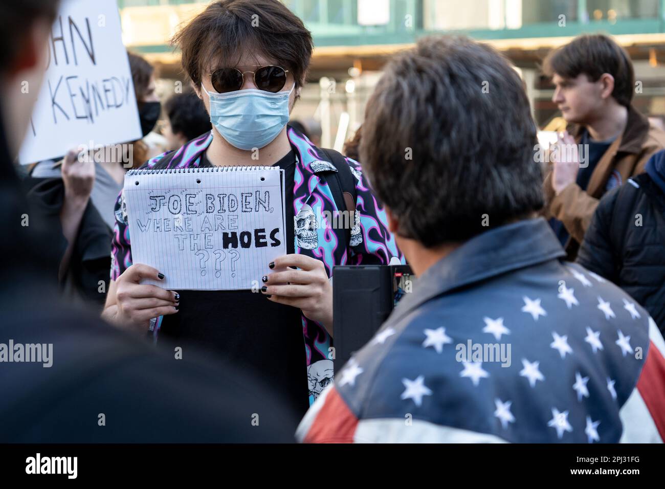 Demonstranten versammeln sich vor dem Strafgericht von Manhattan wegen einer möglichen Donald-Trump-Anklage. Stockfoto