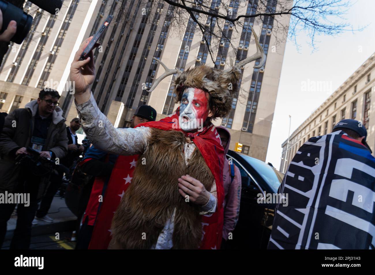 Demonstranten versammeln sich vor dem Strafgericht von Manhattan wegen einer möglichen Donald-Trump-Anklage. Stockfoto