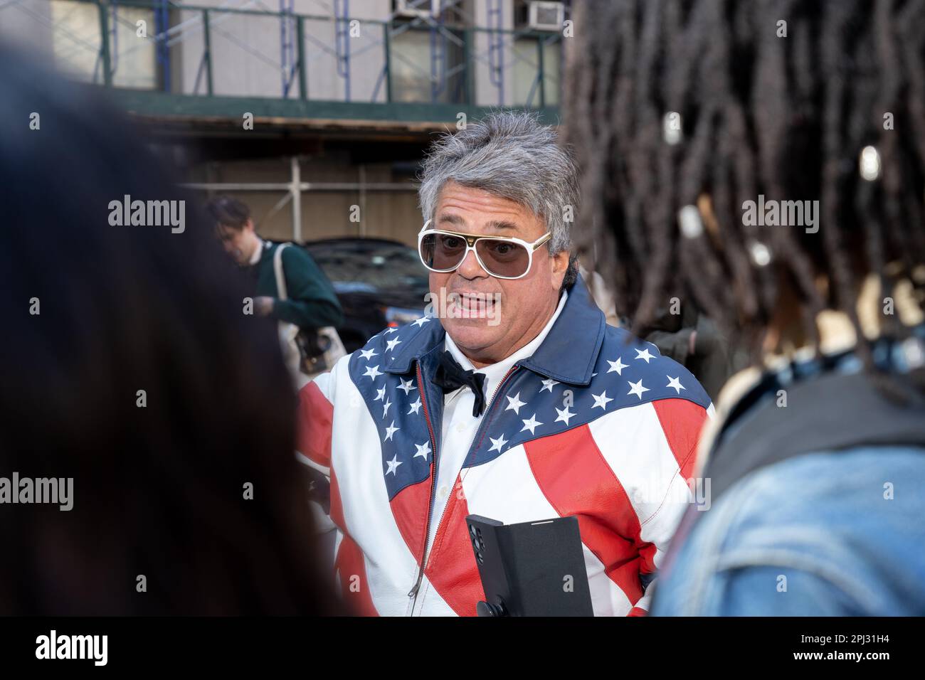 Demonstranten versammeln sich vor dem Strafgericht von Manhattan wegen einer möglichen Donald-Trump-Anklage. Stockfoto