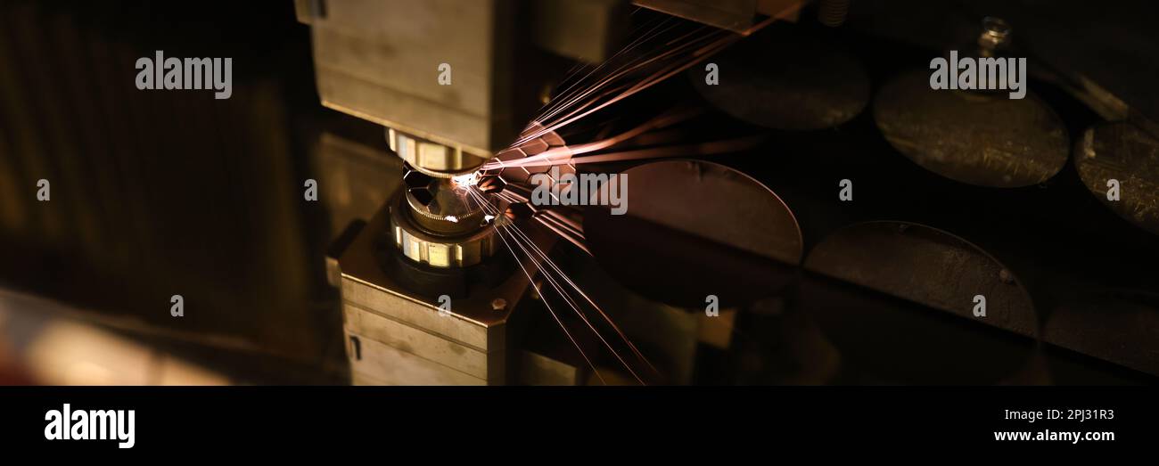 Maschine zum Plasmaschneiden von Metallkonstruktionen mit Funken Stockfoto