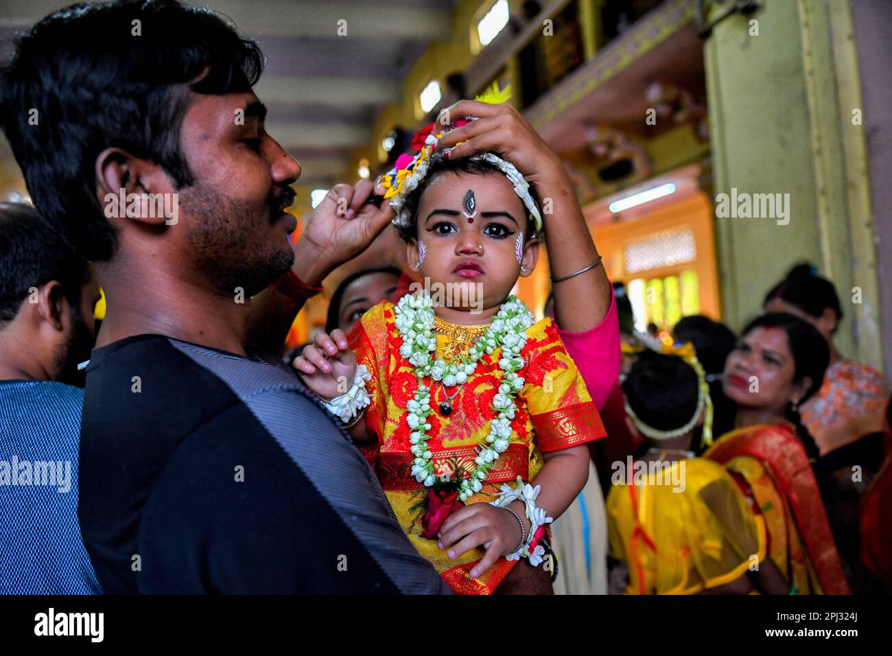 Ein Hindu-Liebhaber, der sein Mädchen beim Kumari Puja Ritual trägt. Kumari Puja ist eine 