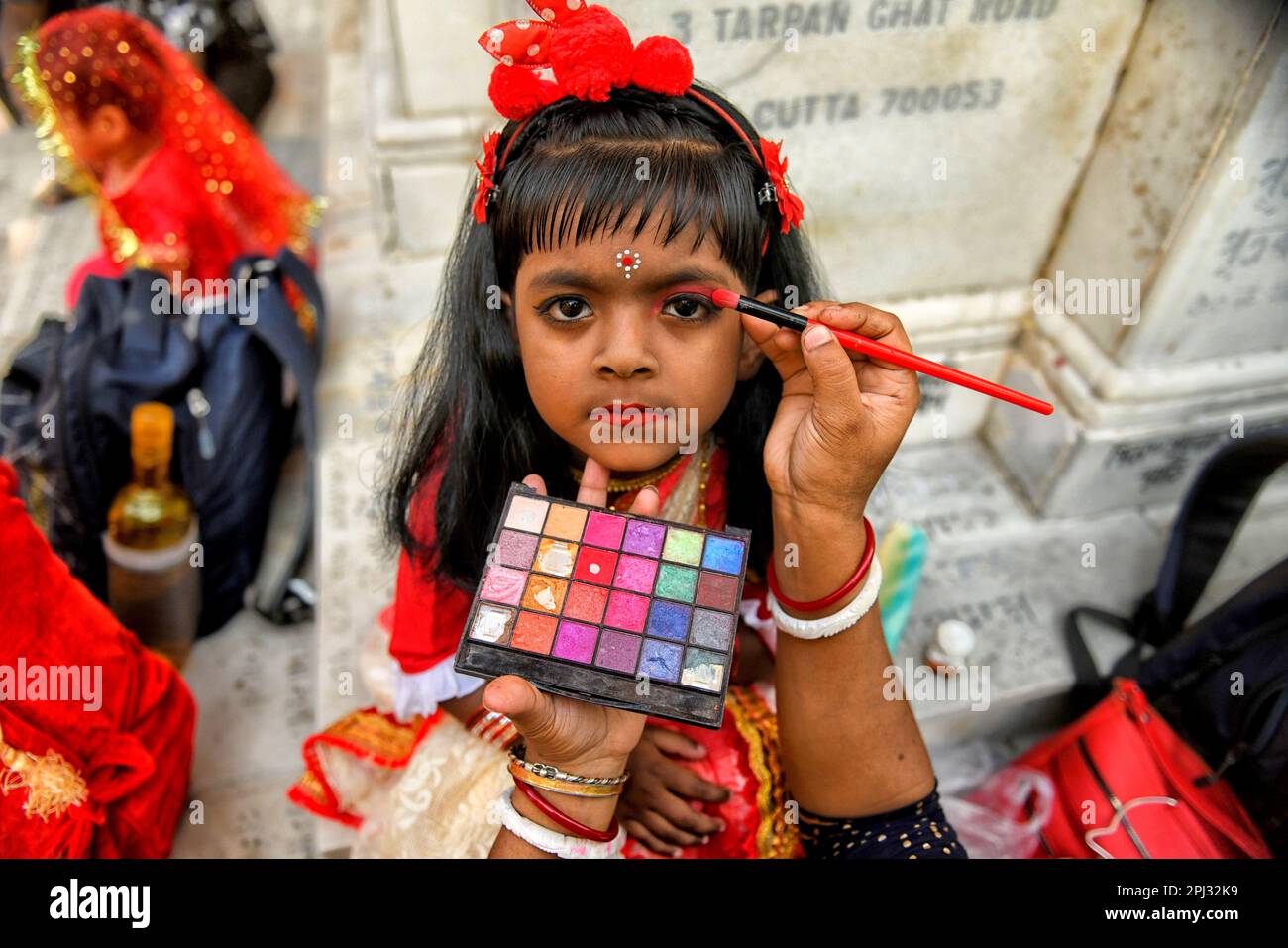 Ein kleines Mädchen, das gesehen wurde, wie es sich für das Kumari-Puja-Ritual vorbereitete. Kumari Puja ist eine indische hinduistische Tradition, die hauptsächlich während der Durga Puja/Basanti Puja/Navratri nach Hindu-Kalender gefeiert wird. Kumari beschreibt tatsächlich ein junges Mädchen im Alter von 1 bis 16 Jahren, das während des Übergangs von Ashtami/Navami tithi von Durga Puja/Navarintosh nach Hindu-Mythologie verehrt wird. Junge Mädchen, die während des Kumari Puja von ihren Müttern im Adyapith Tempel verehrt wurden, wird angenommen, dass Kumari Puja den Gläubigen und auch dem kleinen Mädchen viele Segen gewährt. Devotieren Stockfoto