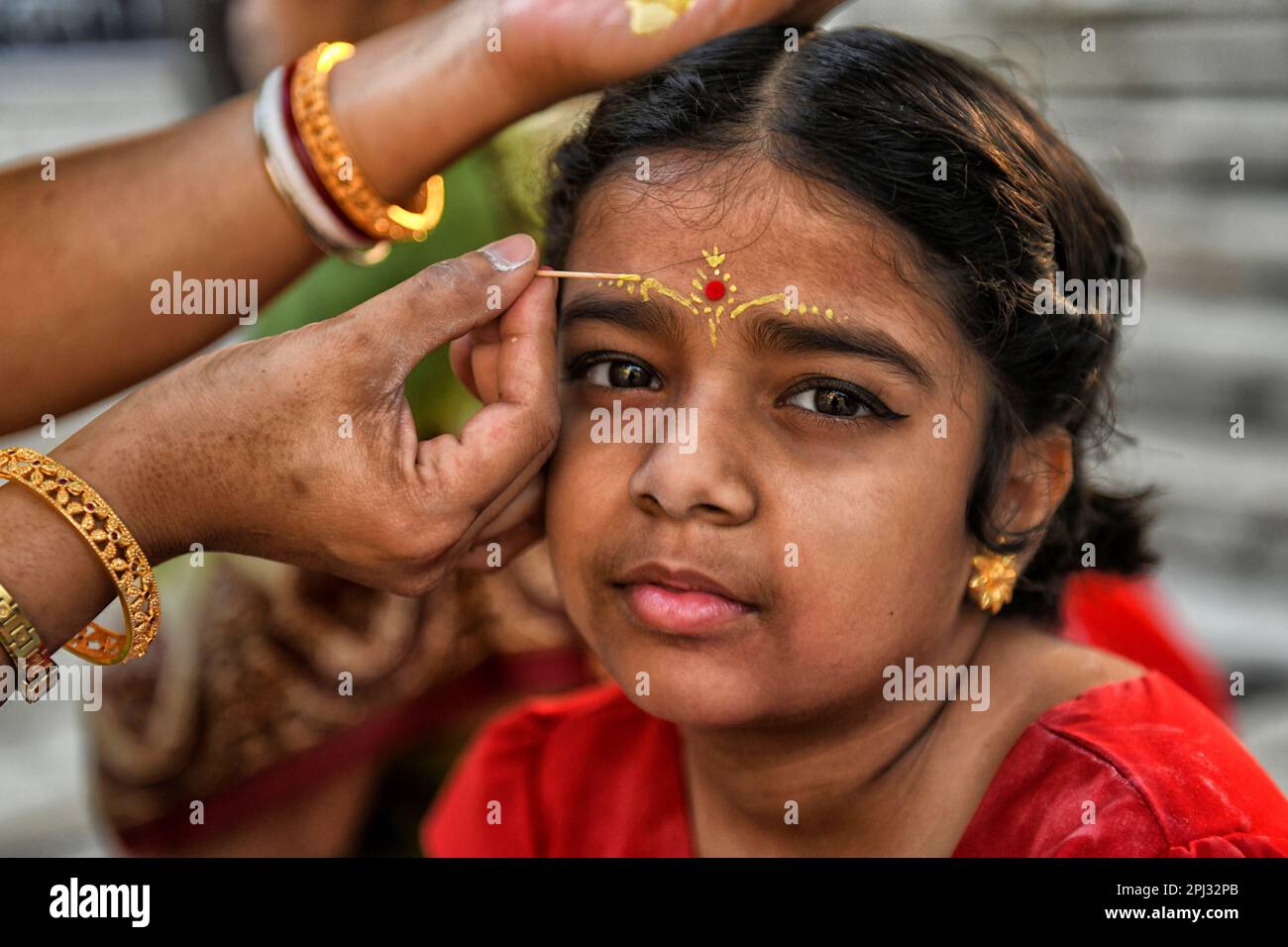 Ein kleines Mädchen, das gesehen wurde, wie es sich für das Kumari-Puja-Ritual vorbereitete. Kumari Puja ist eine indische hinduistische Tradition, die hauptsächlich während der Durga Puja/Basanti Puja/Navratri nach Hindu-Kalender gefeiert wird. Kumari beschreibt tatsächlich ein junges Mädchen im Alter von 1 bis 16 Jahren, das während des Übergangs von Ashtami/Navami tithi von Durga Puja/Navarintosh nach Hindu-Mythologie verehrt wird. Junge Mädchen, die während des Kumari Puja von ihren Müttern im Adyapith Tempel verehrt wurden, wird angenommen, dass Kumari Puja den Gläubigen und auch dem kleinen Mädchen viele Segen gewährt. Devotieren Stockfoto