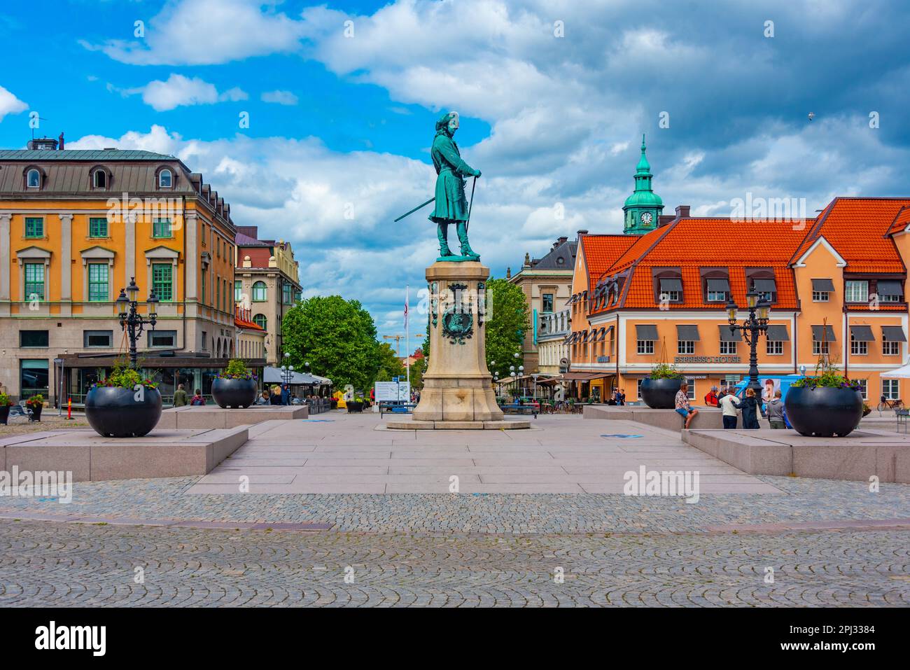 Karlskrona, Schweden, 14. Juli 2022: Statue von König Karl XI. In Karlskrona, Schweden. Stockfoto