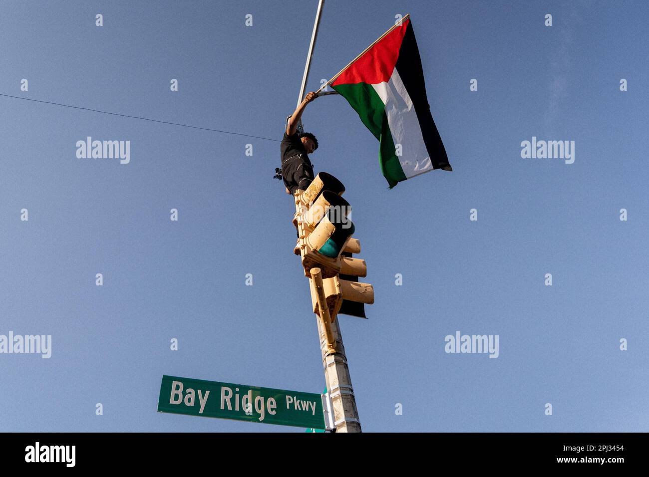 Die Palästinenser nehmen an einem Nakba-tagesmarsch Teil, bei dem einige Flaggen auf Straßenmasten in Bay Ridge, Brooklyn, schwenken Stockfoto