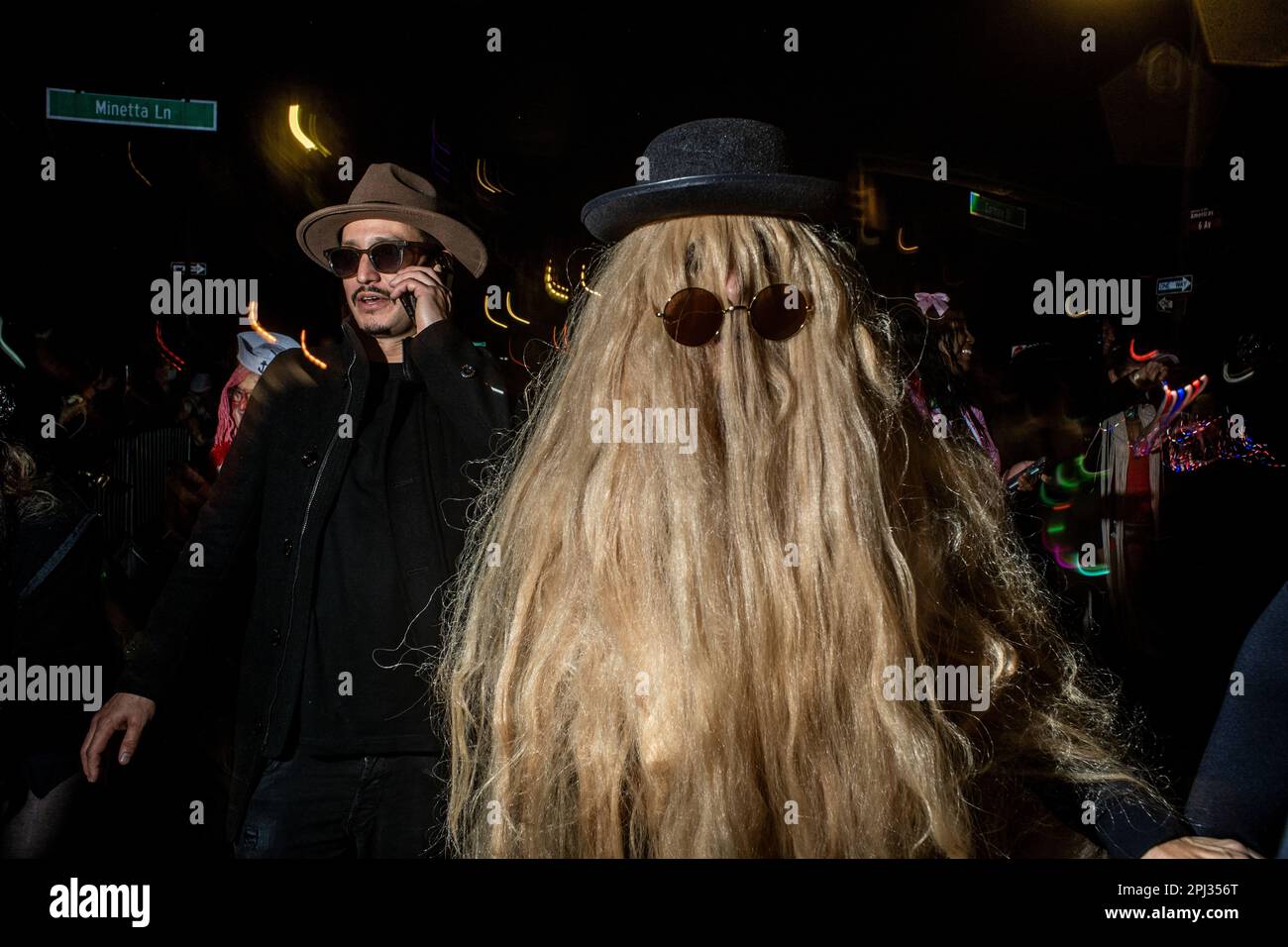 Die Besucher drängen sich auf die Straßen für die jährliche New Yorker Village Halloween Parade an der Sixth Ave in Manhattan Stockfoto