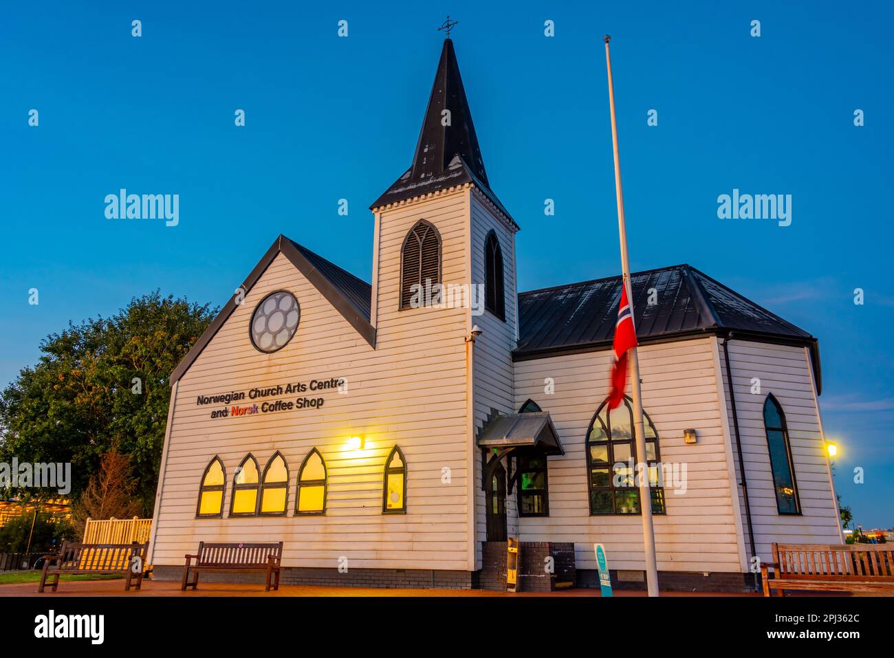 Cardiff, Wales, 16. September 2022: Sonnenuntergang im Norwegian Church Arts Centre in der walisischen Hauptstadt Cardiff. Stockfoto