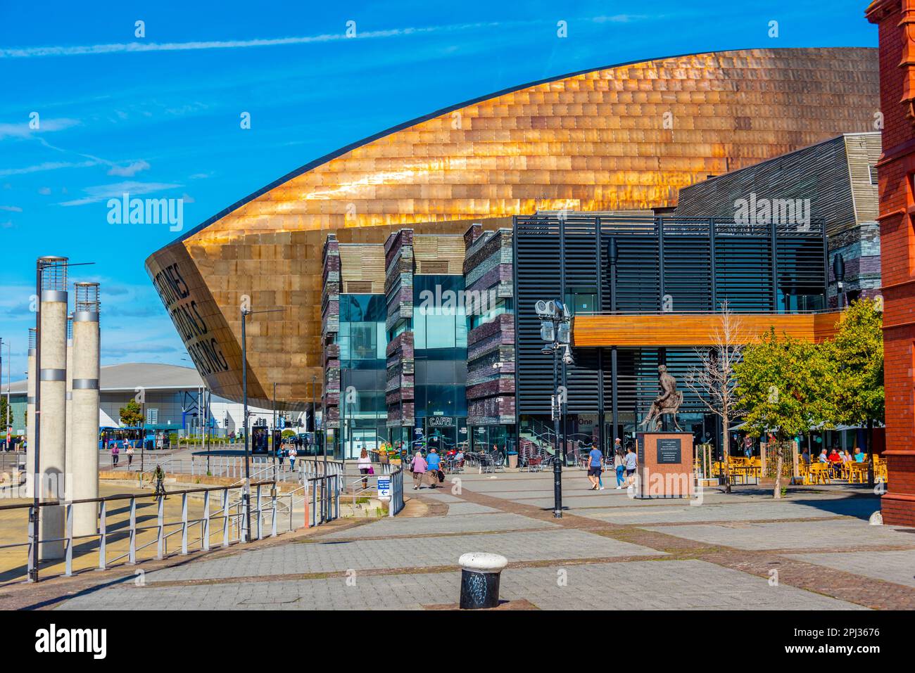 Cardiff, Wales, 17. September 2022: Roald Dahl Plass und Wales Millennium Centre in der walisischen Hauptstadt Cardiff. Stockfoto