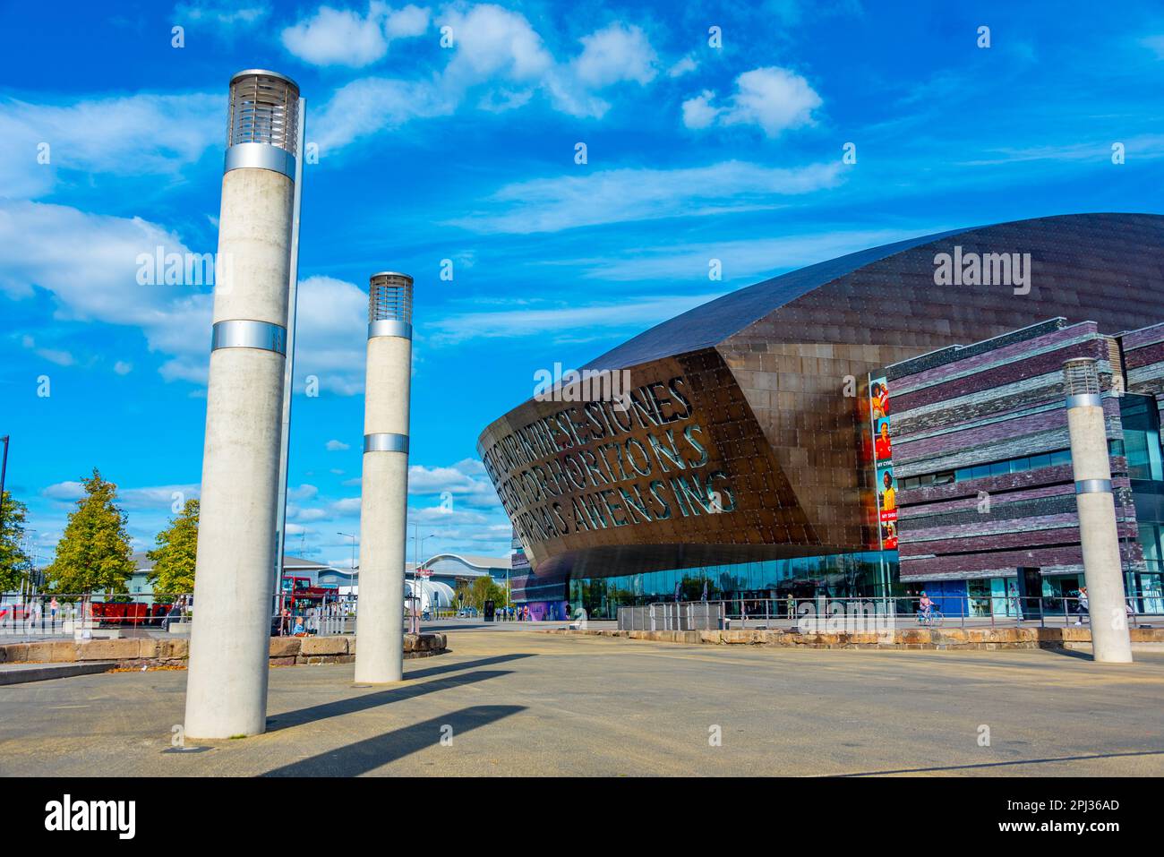 Cardiff, Wales, 17. September 2022: Roald Dahl Plass und Wales Millennium Centre in der walisischen Hauptstadt Cardiff. Stockfoto