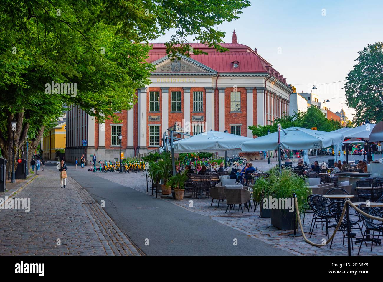 Turku, Finnland, 19. Juli 2022: Sonnenuntergang über der Bibliothek in Turku, Finnland. Stockfoto