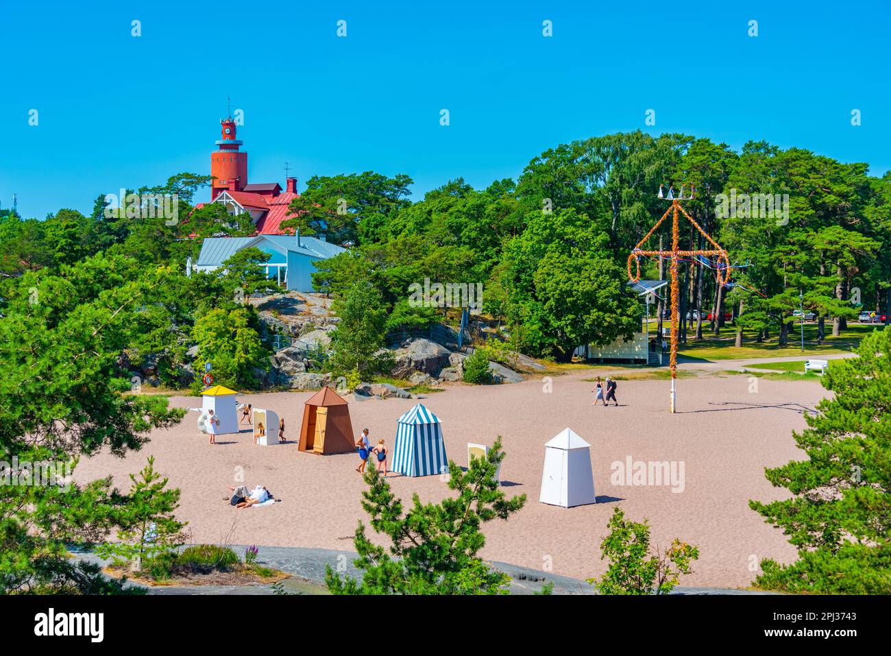 Hanko, Finnland, 20. Juli 2022: Umkleidekabinen aus Holz am Strand in Hanko, Finnland. Stockfoto