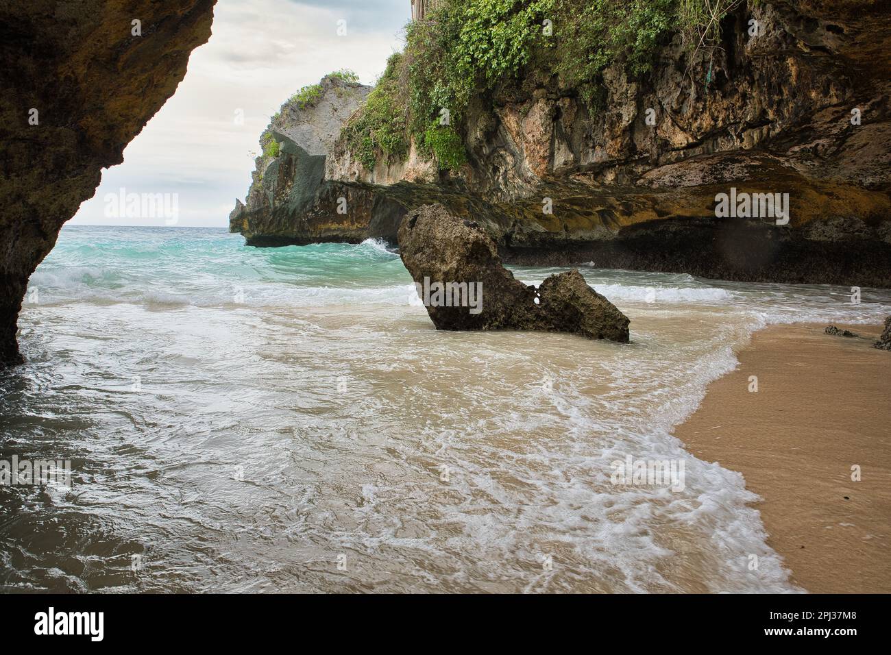 Der sulubanische Strand in Bali, Indonesien, umgeben von einer Bucht mit majestätischen Felsen. Stockfoto