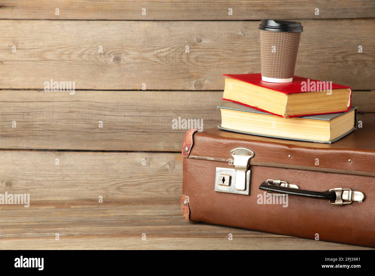 Alte Koffer und Bücher mit einer Tasse Kaffee und Kopierraum Stockfoto