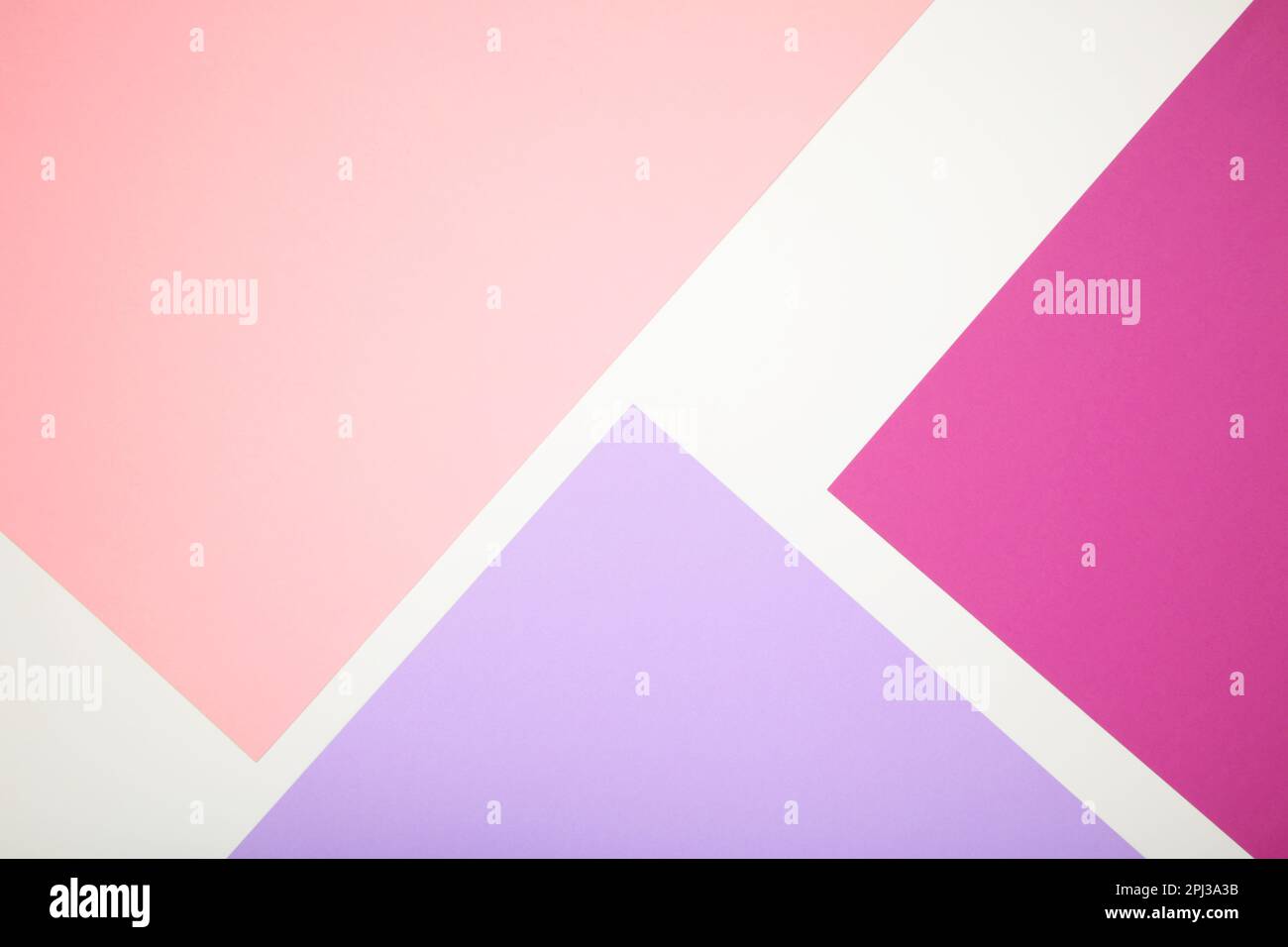 Der papierstrukturierte Hintergrund hat drei Farben: Dunkles und hellrosa. Draufsicht Stockfoto