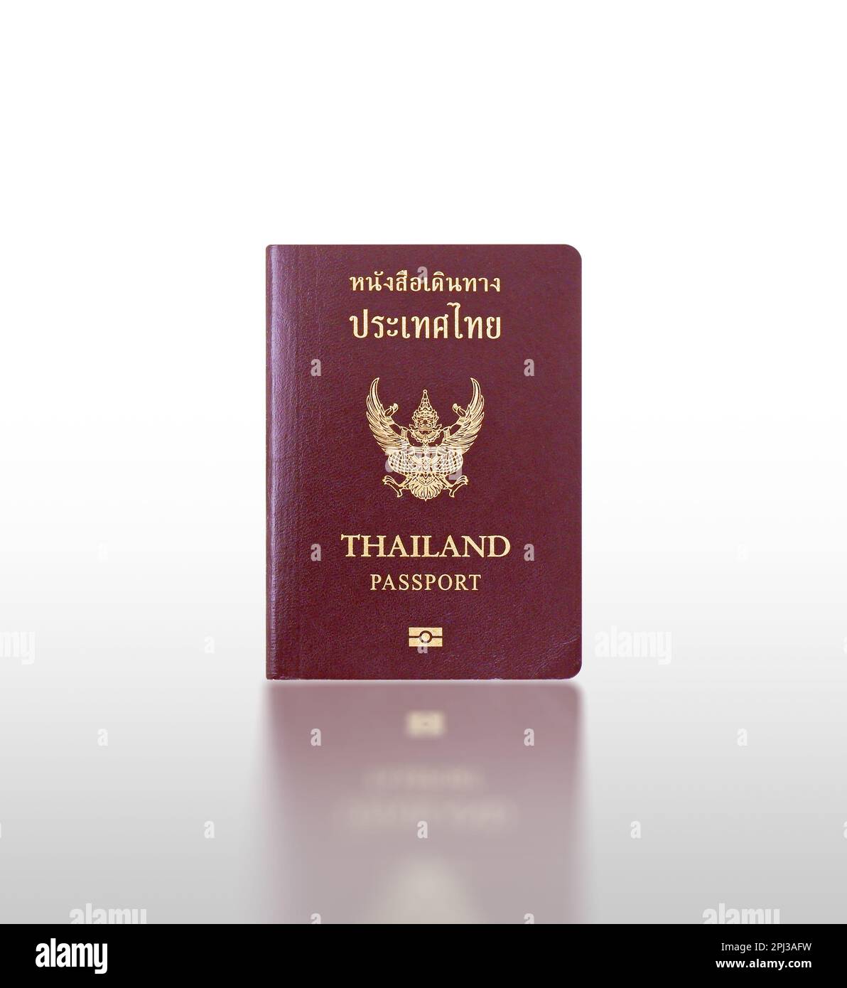 Nahaufnahme des thailändischen Passes isoliert auf weißem Hintergrund mit Reflexion, Clipping-Pfad inbegriffen. Stockfoto