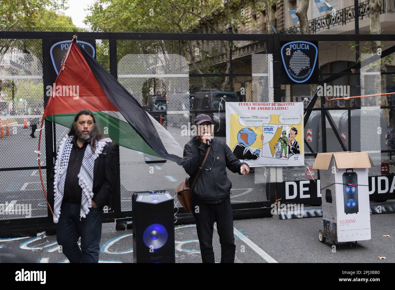 Buenos Aires, Argentinien. 30. März 2023. Soziale, politische und kulturelle Organisationen mobilisieren vor der israelischen Botschaft, um dem argentinischen Komitee die Solidarität mit dem palästinensischen Volk und der Föderation argentinisch-palästinensischer Einheiten zu bekunden, mit dem Ziel, an den Erdetag Palästina zu erinnern. (Kreditbild: © Esteban Osorio/Pacific Press via ZUMA Press Wire) NUR REDAKTIONELLE VERWENDUNG! Nicht für den kommerziellen GEBRAUCH! Stockfoto