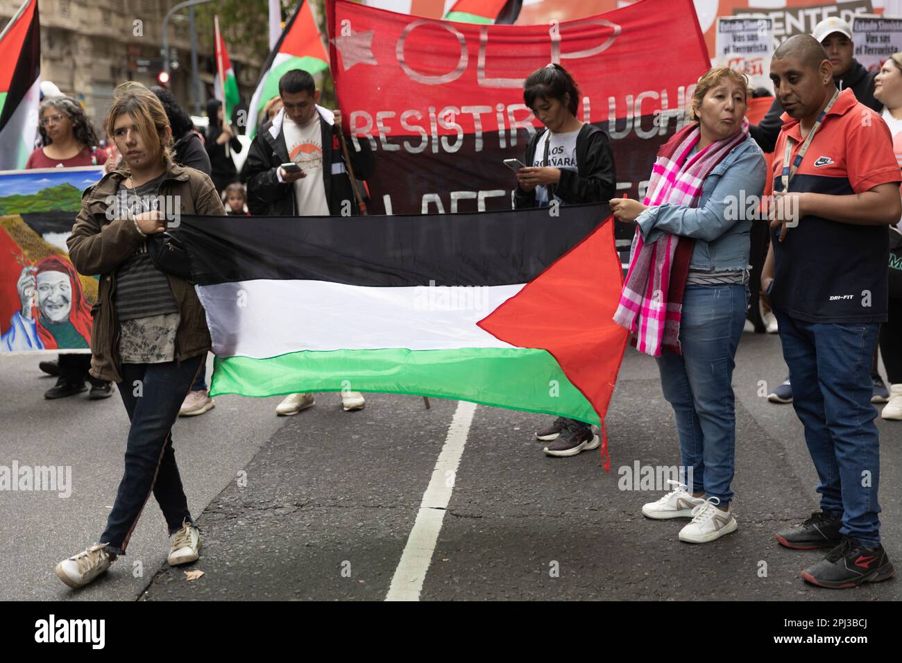 Buenos Aires, Argentinien. 30. März 2023. Soziale, politische und kulturelle Organisationen mobilisieren vor der israelischen Botschaft, um dem argentinischen Komitee die Solidarität mit dem palästinensischen Volk und der Föderation argentinisch-palästinensischer Einheiten zu bekunden, mit dem Ziel, an den Erdetag Palästina zu erinnern. (Kreditbild: © Esteban Osorio/Pacific Press via ZUMA Press Wire) NUR REDAKTIONELLE VERWENDUNG! Nicht für den kommerziellen GEBRAUCH! Stockfoto