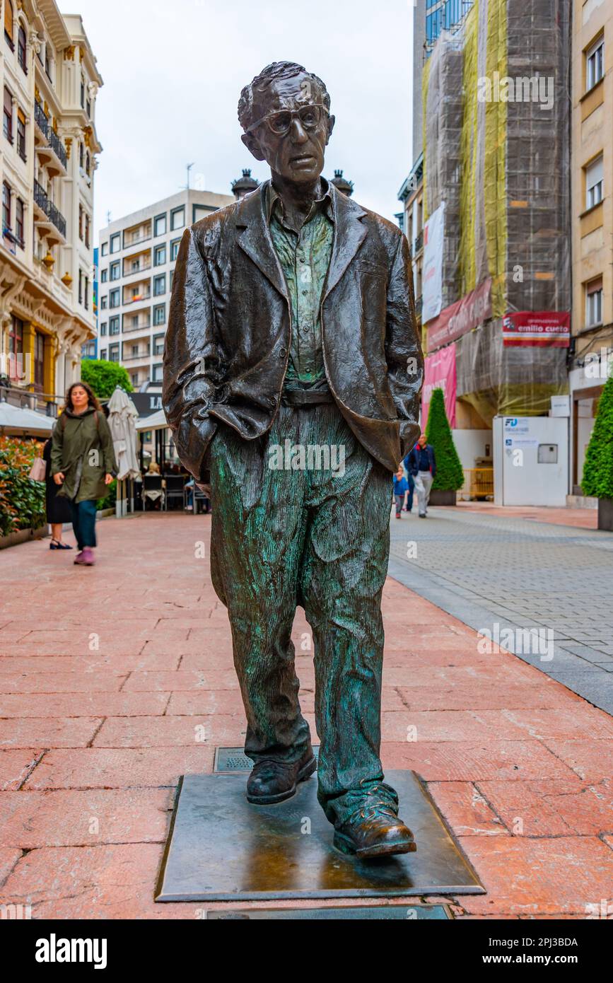 Oviedo, Spanien, 11. Juni 2022: Statue von Woody Allen in Oviedo, Spanien. Stockfoto