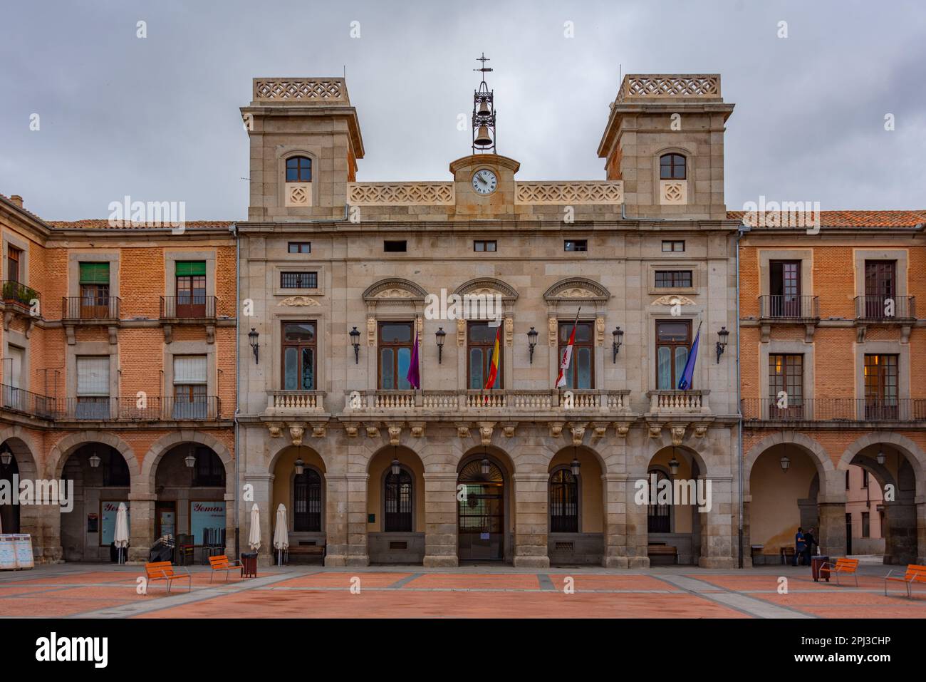 Avila, Spanien, 8. Juni 2022: Die Leute spazieren auf der Plaza Mercado Chico in der spanischen Stadt Avila. Stockfoto