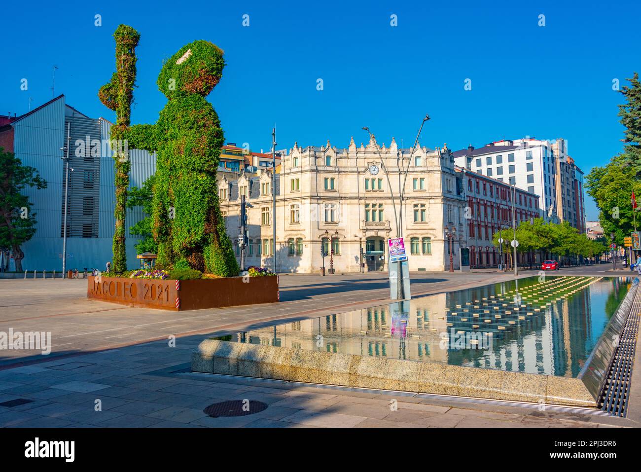 Burgos, Spanien, 4. Juni 2022: Statue eines Pilgers, verwandt mit Camino de Santiago in der spanischen Stadt Burgos. Stockfoto