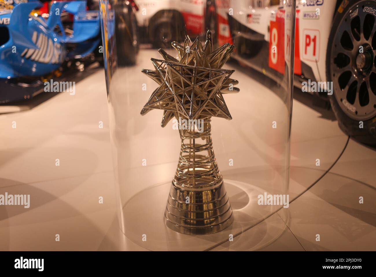 Cayes, Asturien, Spanien. 30. März 2023. Cayes, SPANIEN: Die Trophäe, die ihn 2019 als FIA-Weltausdauermeister bei einem Besuch im Fernando Alonso Museum am 30. März 2023 im Fernando Alonso Museum and Circuit in Cayes, Spanien, akkreditiert. (Kreditbild: © Alberto Brevers/Pacific Press via ZUMA Press Wire) NUR ZUR REDAKTIONELLEN VERWENDUNG! Nicht für den kommerziellen GEBRAUCH! Stockfoto