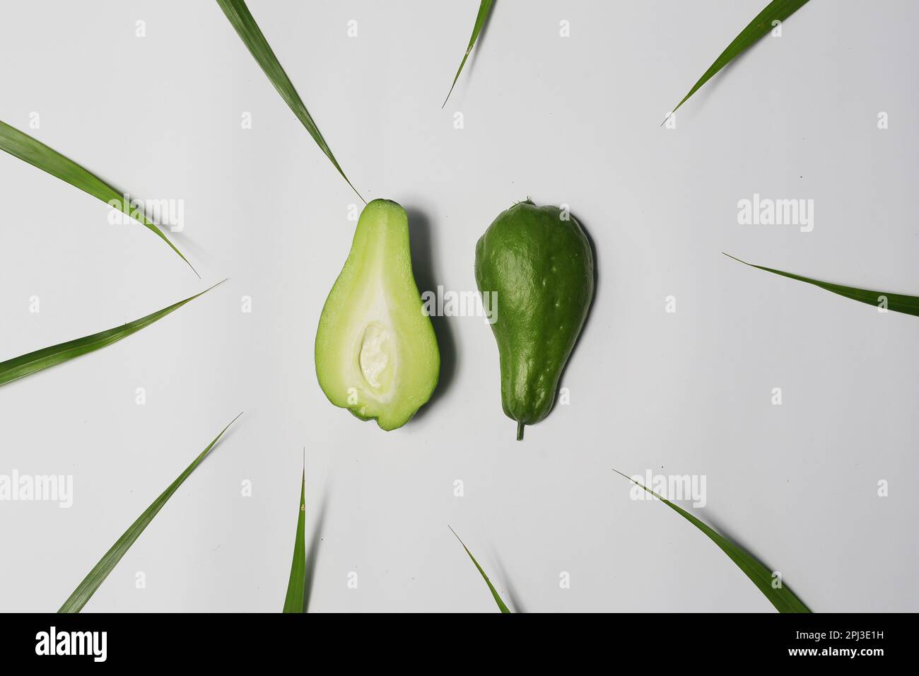 Frischer Chayote auf weißem Hintergrund isoliert. Chayote, bekannt als labu siam in Indonesien Stockfoto