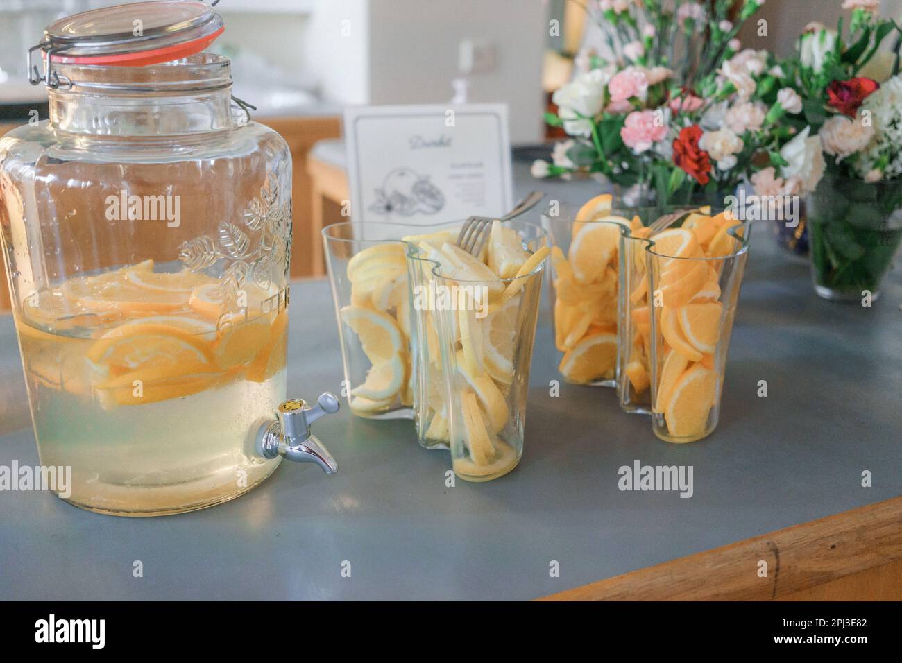 Eine Flasche Punsch auf einem Tisch in einem Restaurant. Nahaufnahme Stockfoto