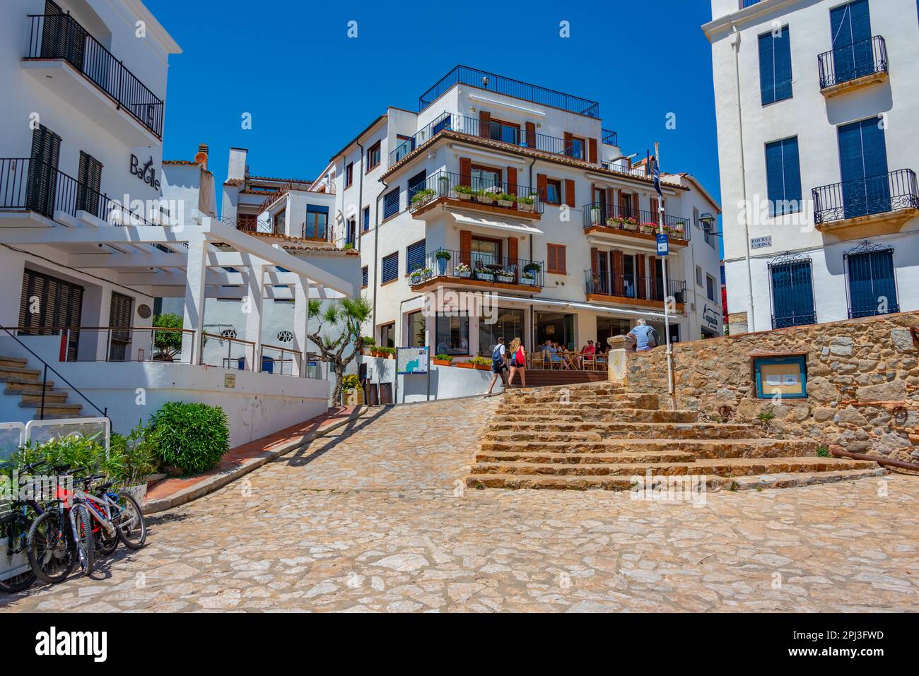 Palafrugell, Spanien, 27. Mai 2022: Weiß getünchte Straße im spanischen Dorf Palafrugell. Stockfoto